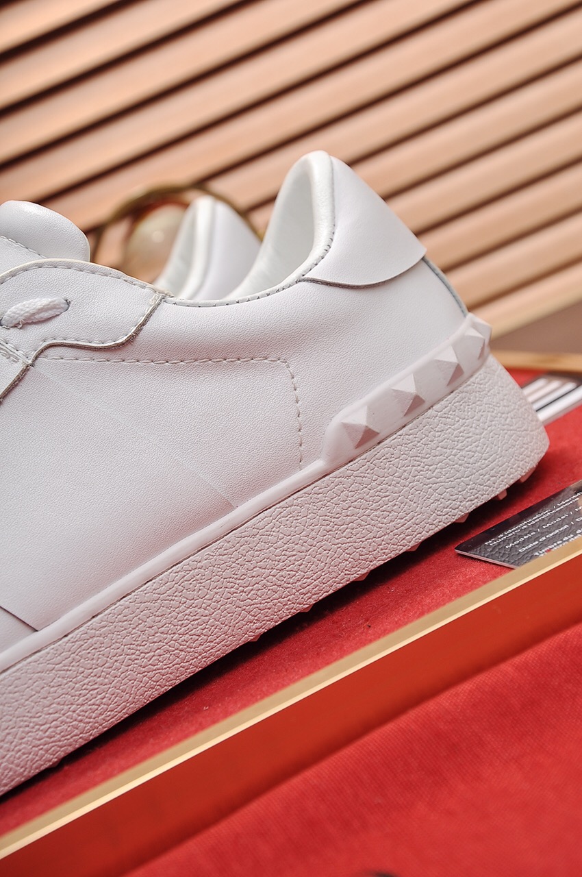 Valentino Garavani Rockstud Untitled calfskin sneaker 33 - vstockx