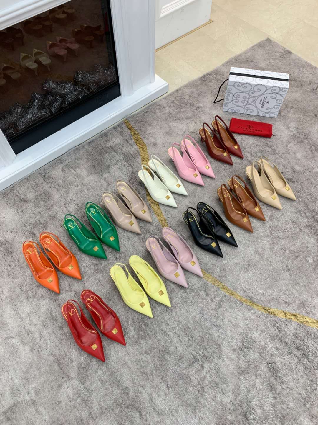 VALENTINO GARAVANI Rockstud WOMEN 37 - vstockx