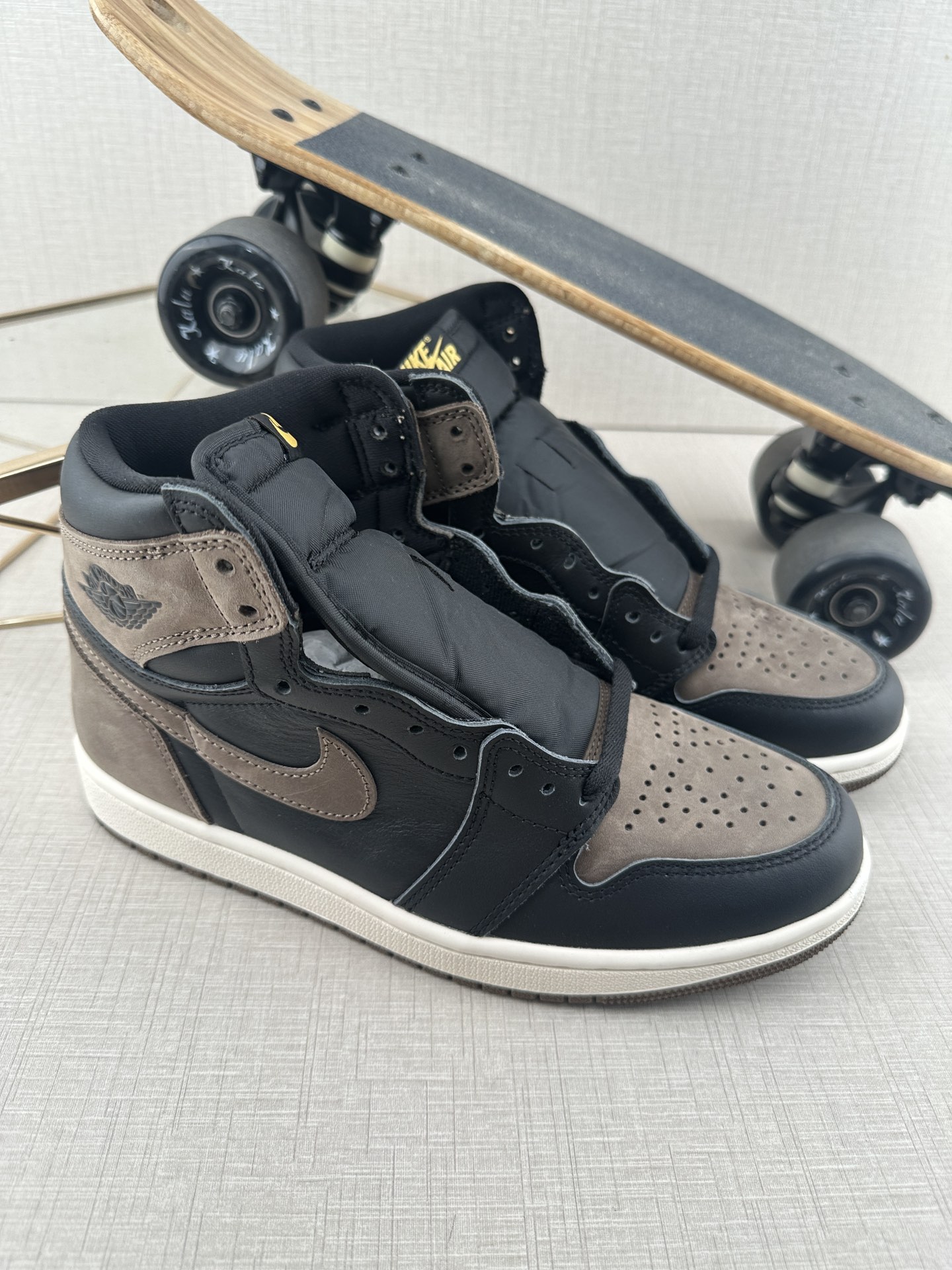 Jordan 1 Retro High OG Palomino - vstockx