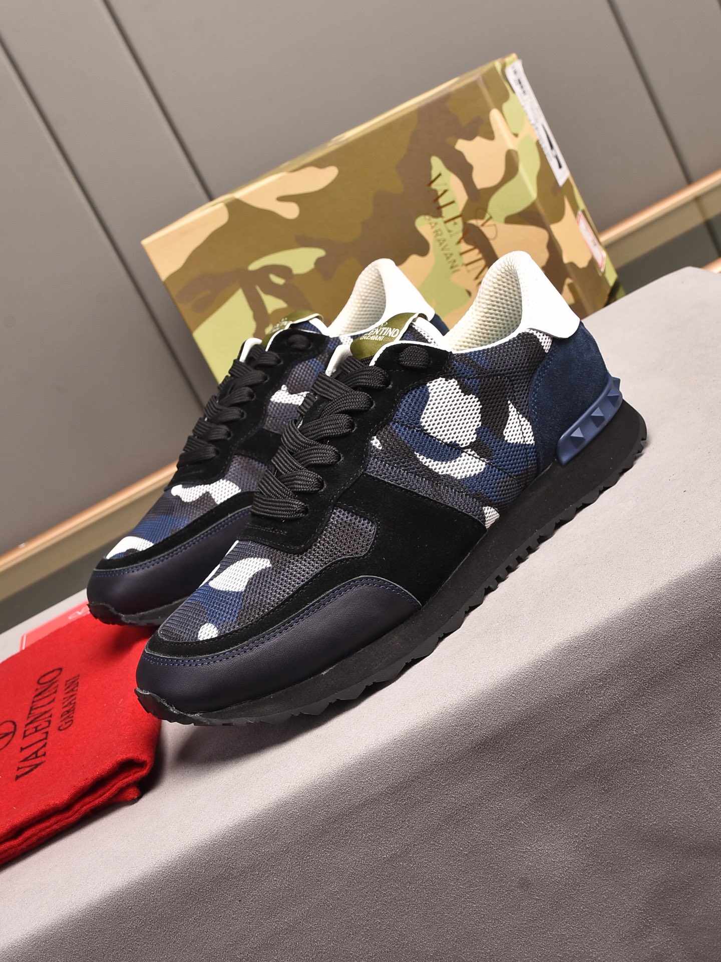Valentino Garavani Rockrunner camouflage-print sneakers 9 - vstockx