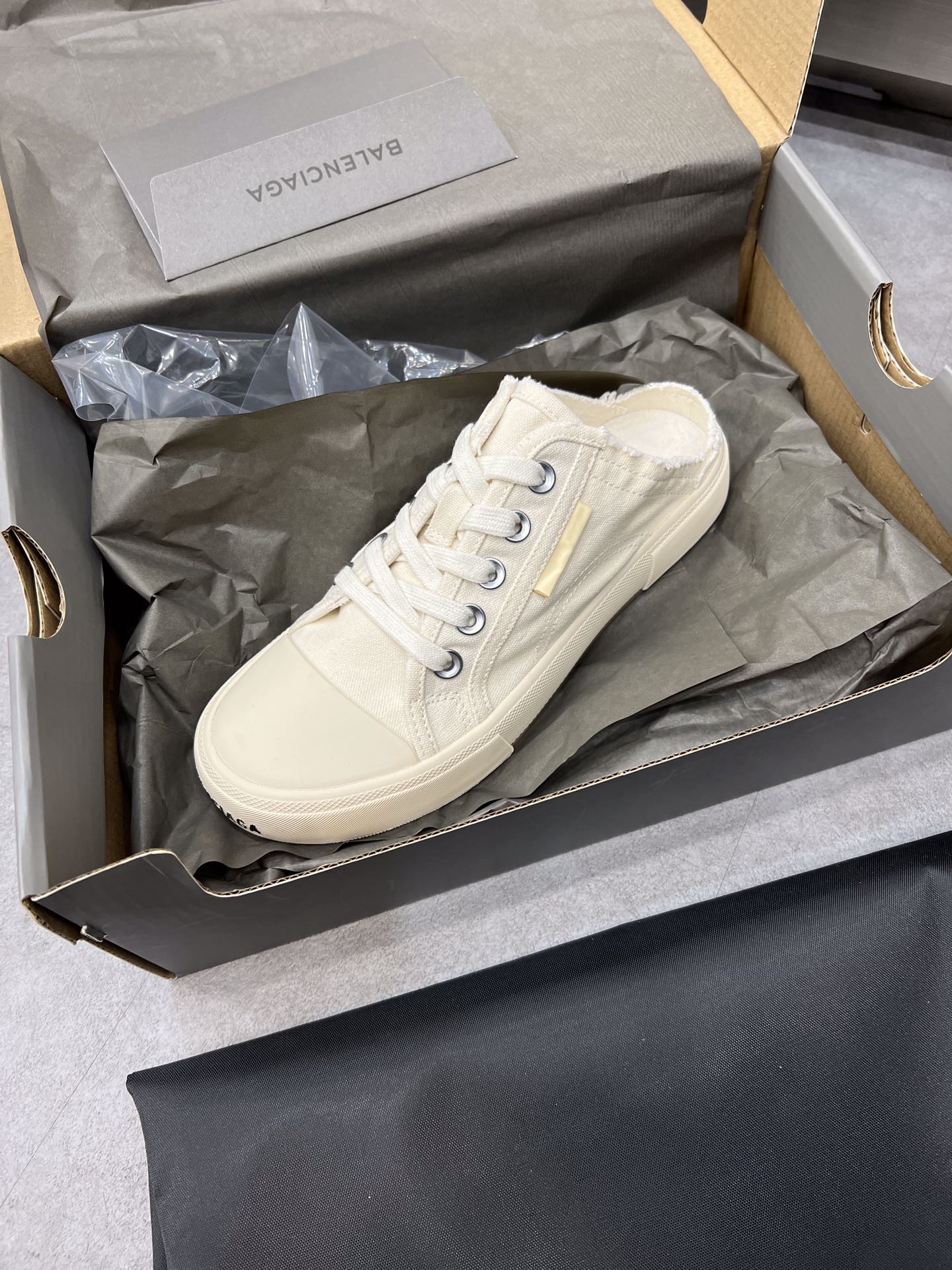 Balenciaga Paris Sneaker 4 - vstockx