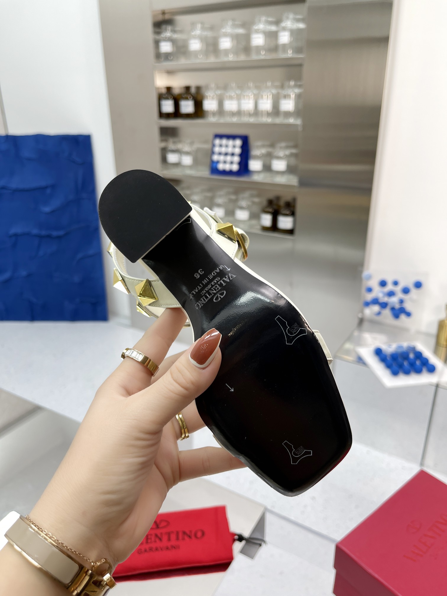 VALENTINO GARAVANI Roman Stud WOMEN 14 - vstockx