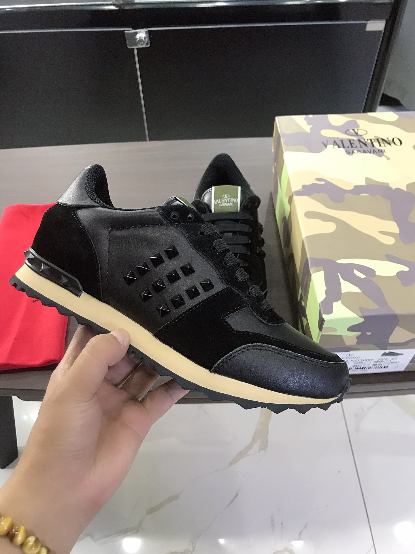 Valentino Garavani Rockrunner camouflage-print sneakers 2 - vstockx