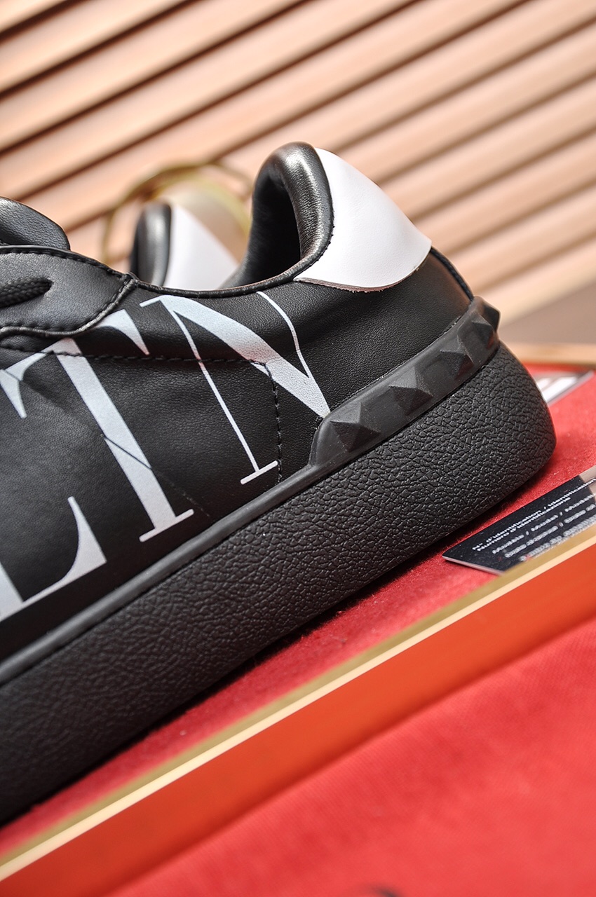 Valentino Garavani Rockstud Untitled calfskin sneaker 21 - vstockx