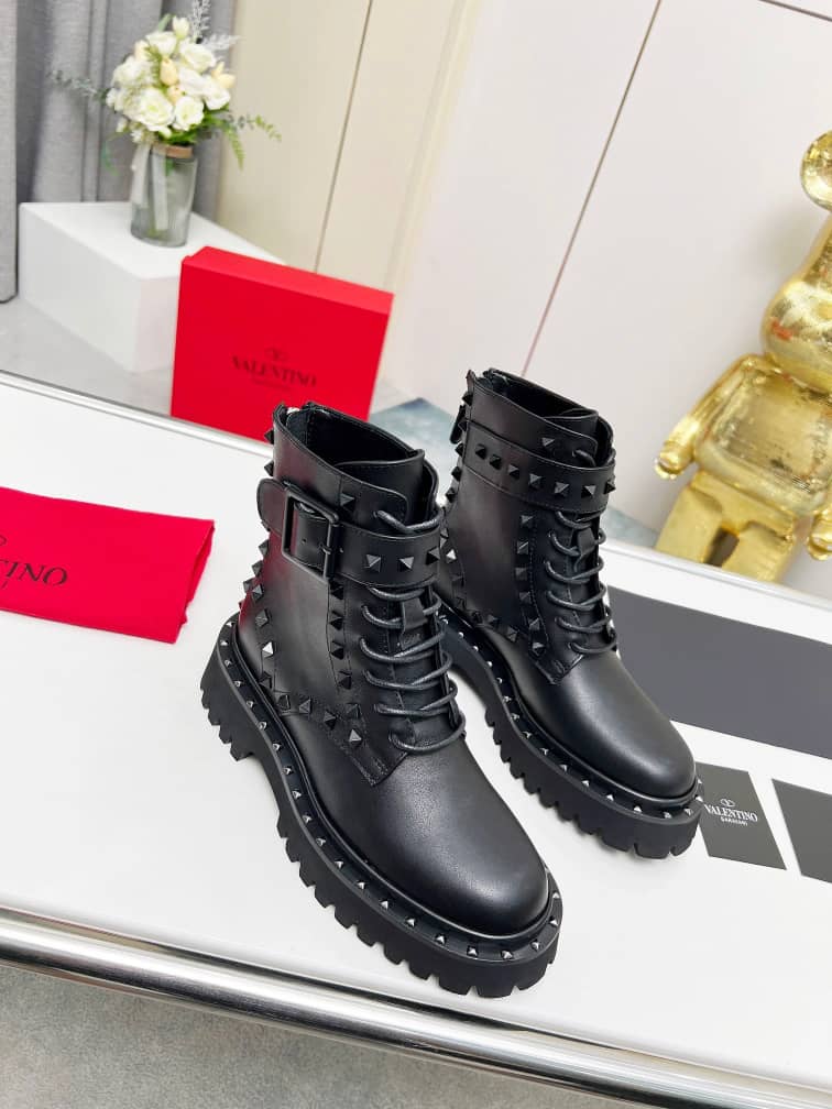 Valentino Garavani Rockstud combat boot in calfskin - vstockx