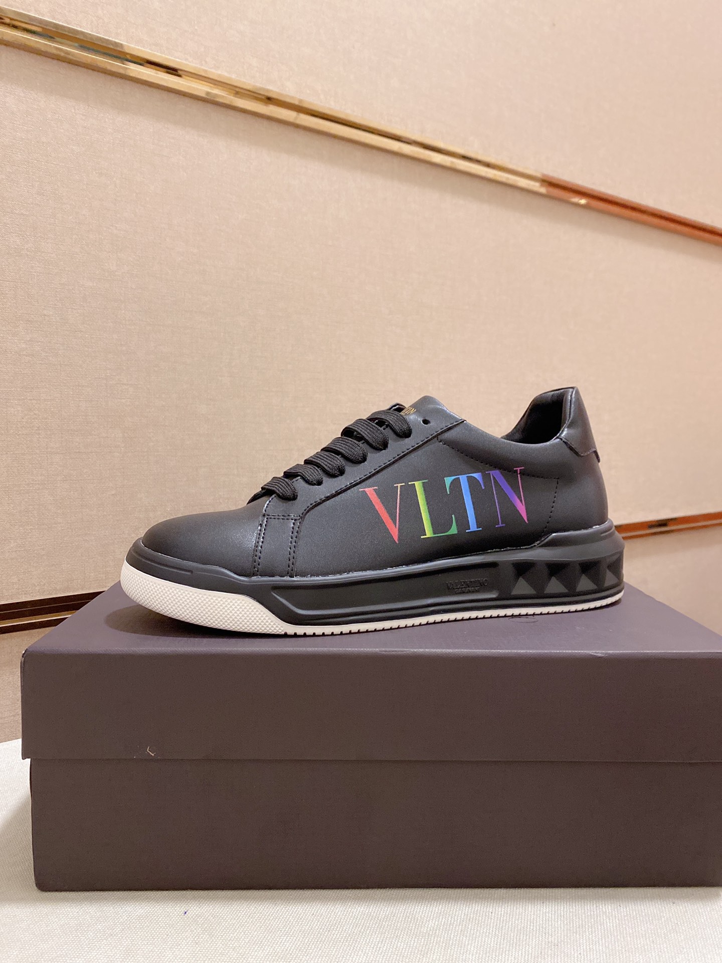 Valentino Garavani Low-top sneakers 8 - vstockx