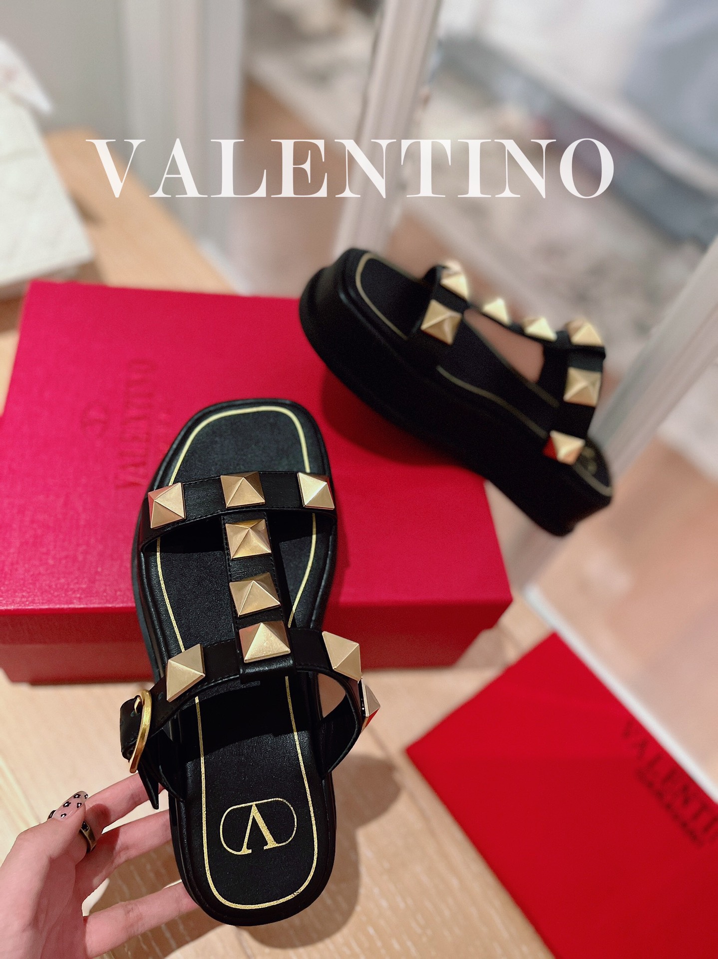 VALENTINO GARAVANI Roman Stud WOMEN 1 - vstockx