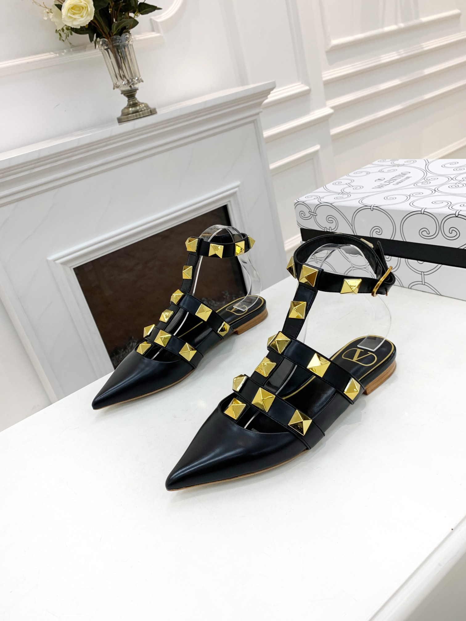 VALENTINO GARAVANI Roman Stud WOMEN 33 - vstockx