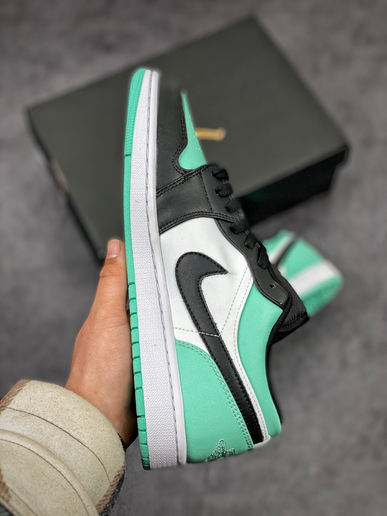 Jordan 1 Low Emerald Toe - vstockx