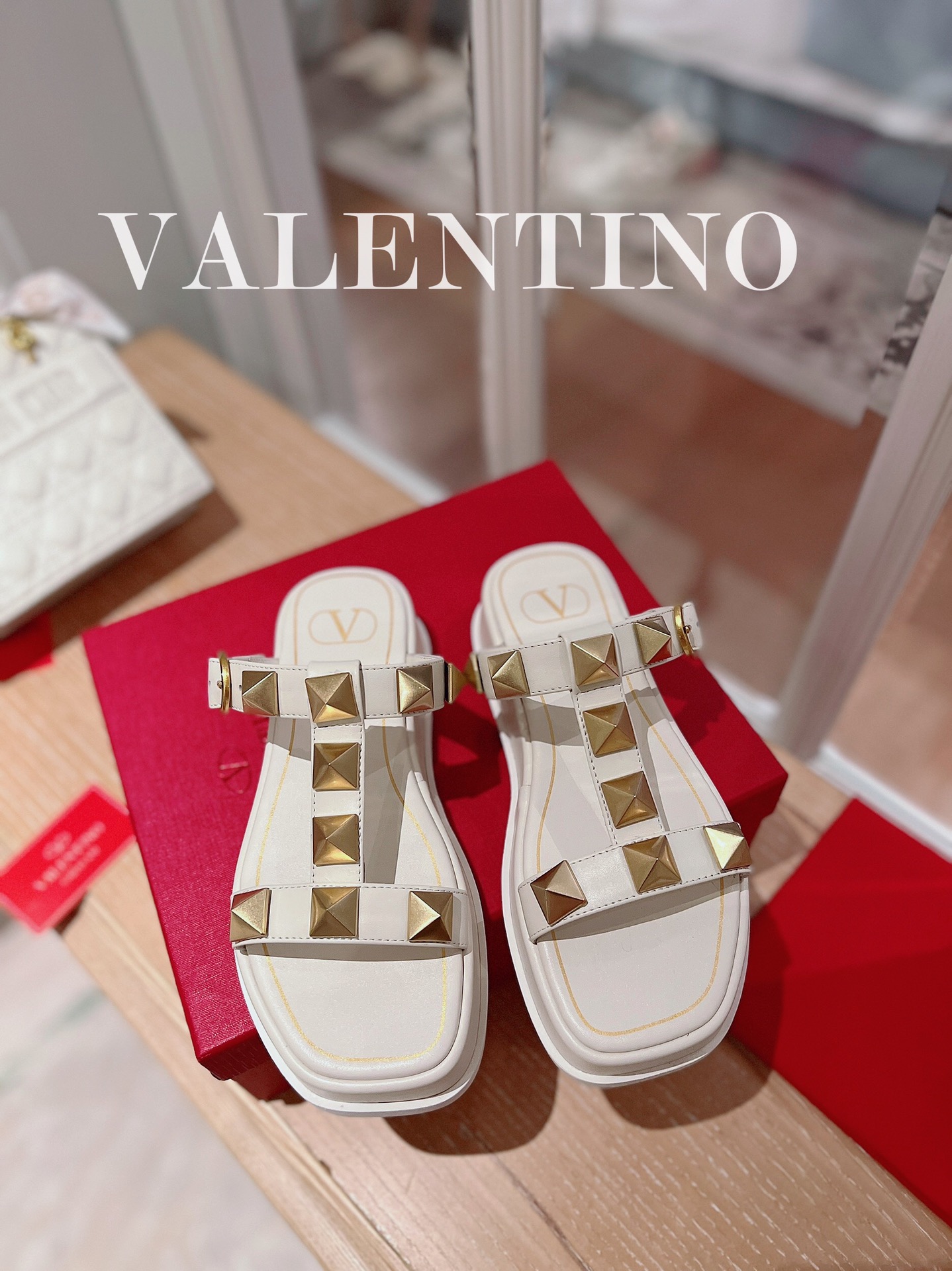 VALENTINO GARAVANI Roman Stud WOMEN 1 - vstockx