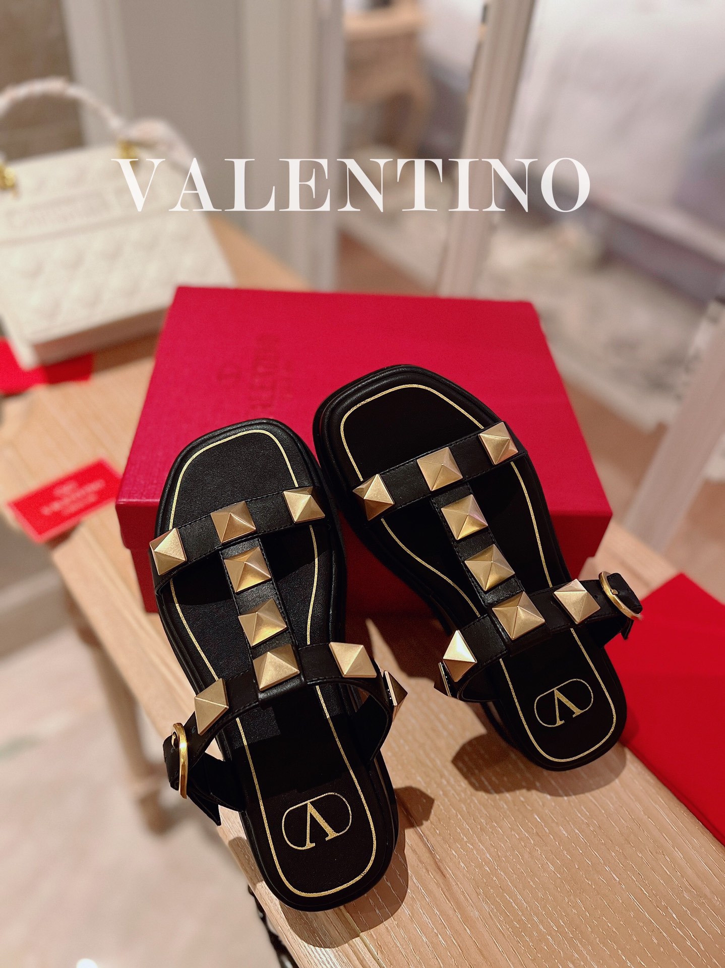 VALENTINO GARAVANI Roman Stud WOMEN 1 - vstockx