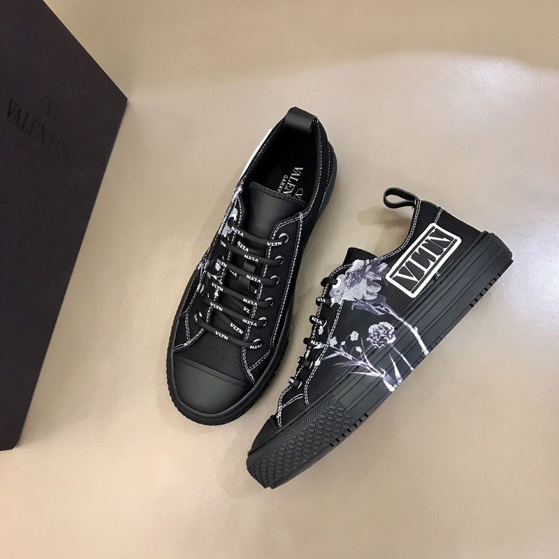 Valentino Garavani Giggies VLTN TIMES low-top sneakers 17 - vstockx