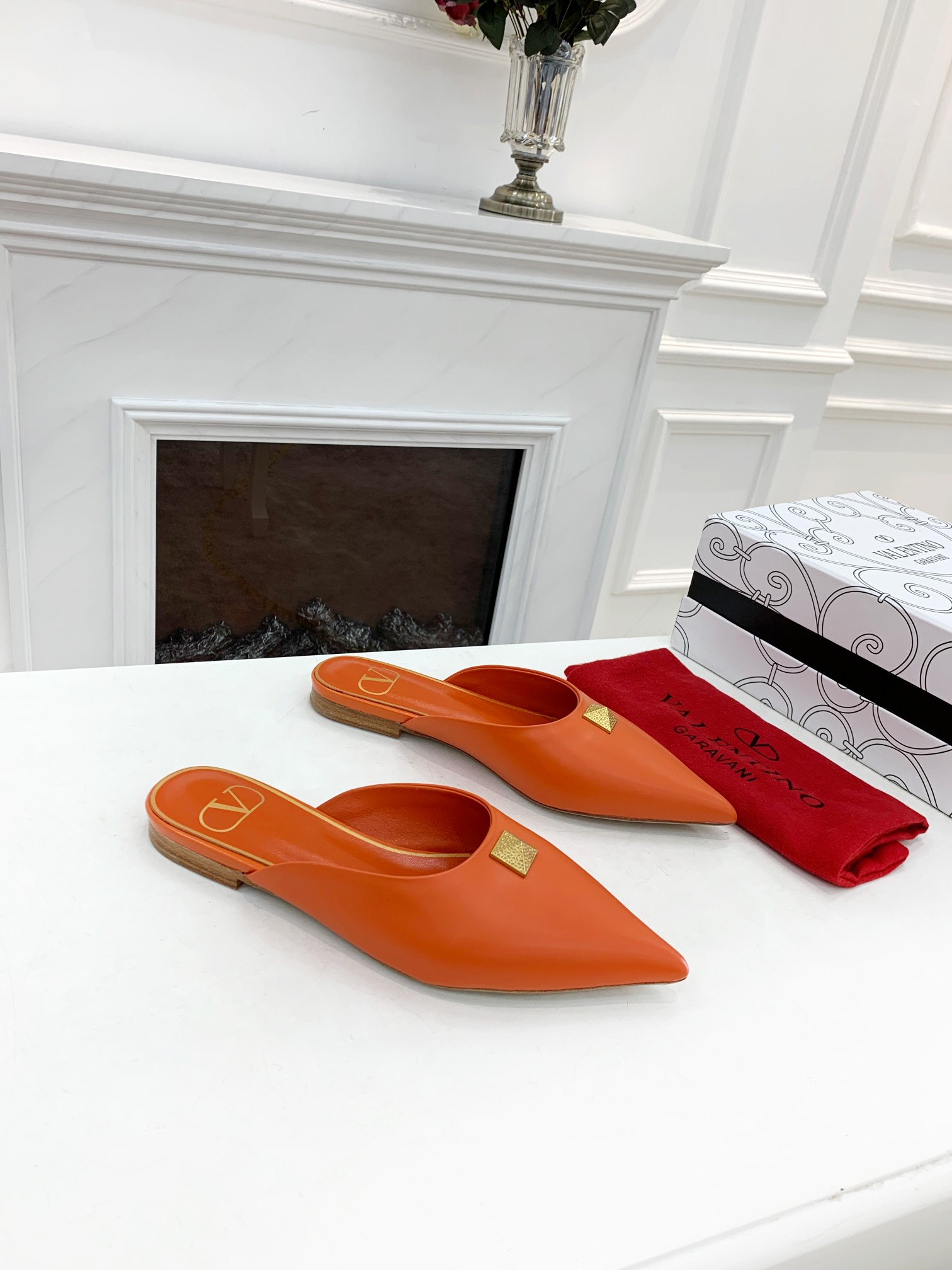 Valentino Garavani Flat sandals Women 18 - vstockx