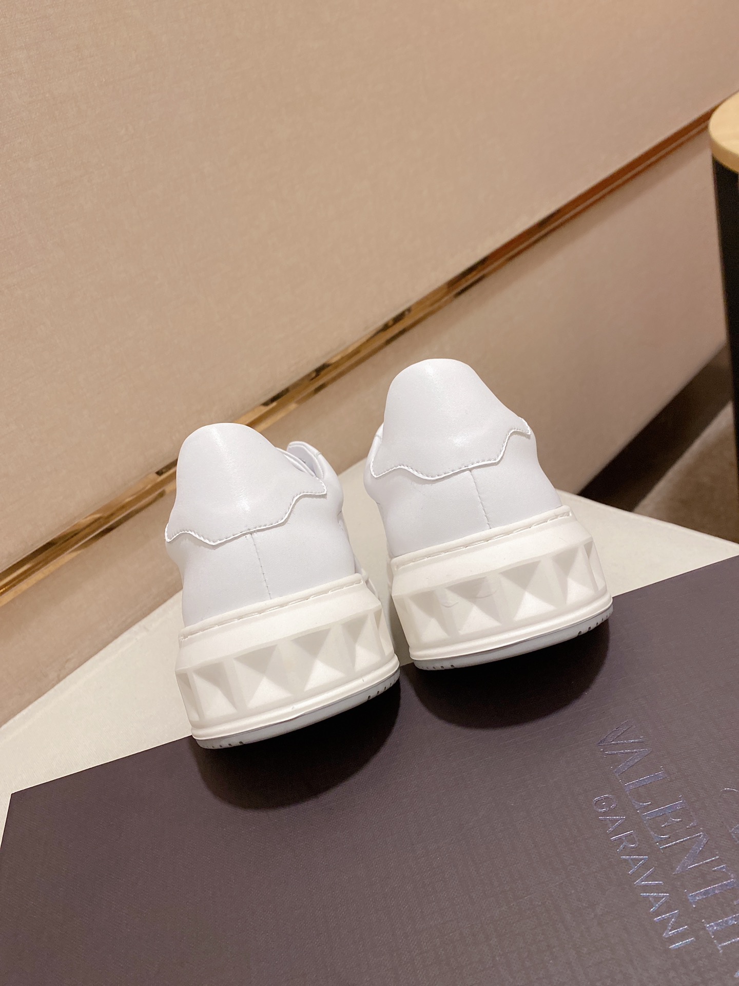 Valentino Garavani Low-top sneakers 9 - vstockx