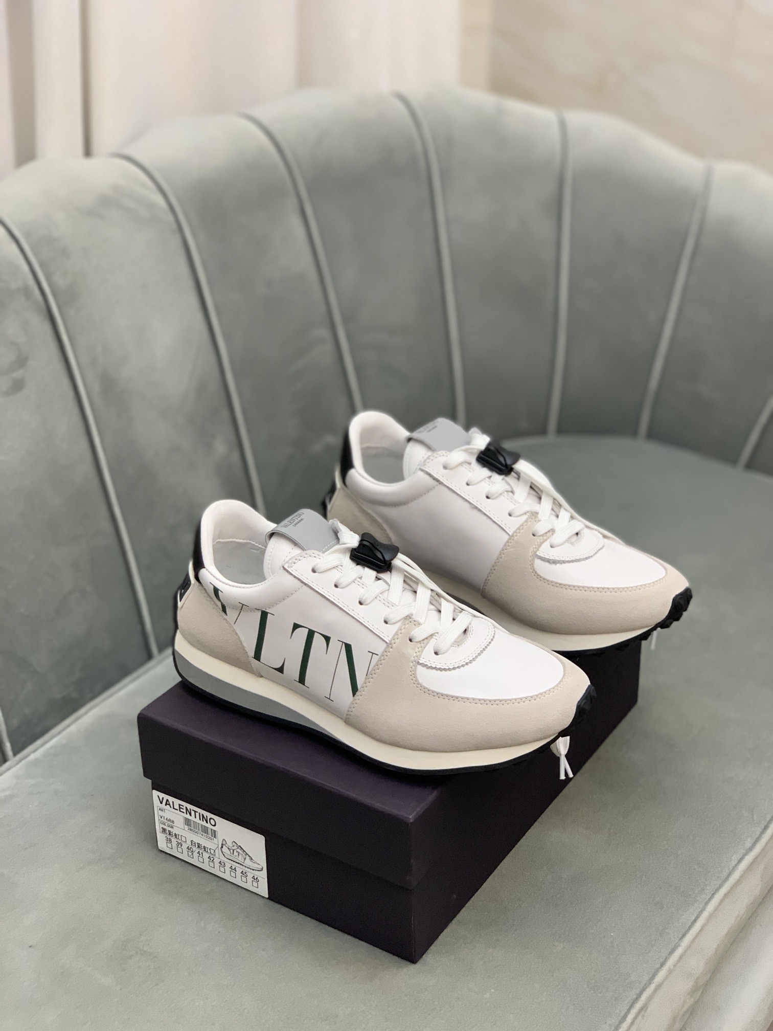 Valentino Garavani Low-top sneakers 3 - vstockx