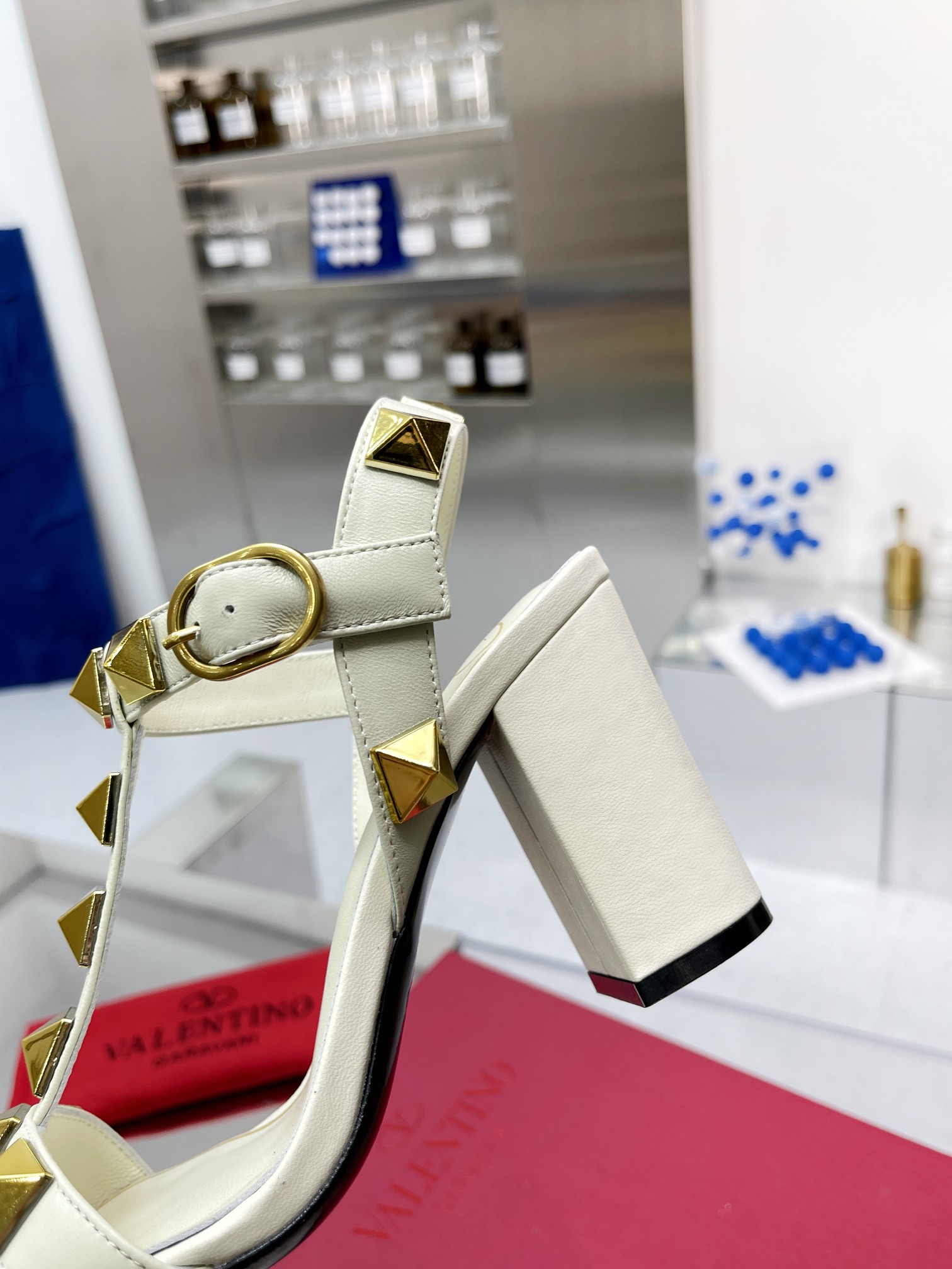 VALENTINO GARAVANI Roman Stud WOMEN 14 - vstockx