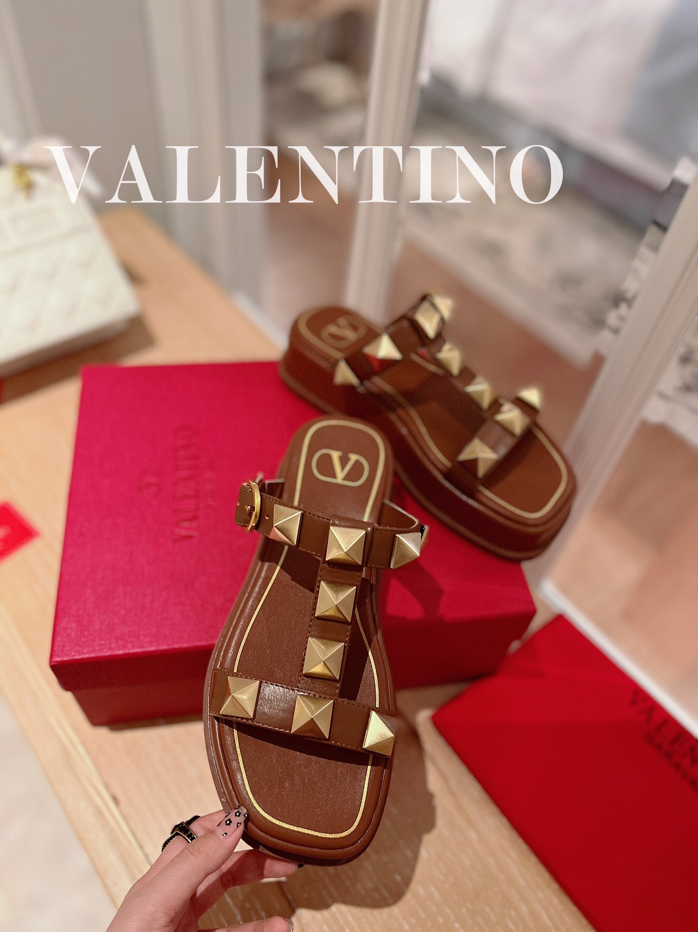 VALENTINO GARAVANI Roman Stud WOMEN 1 - vstockx