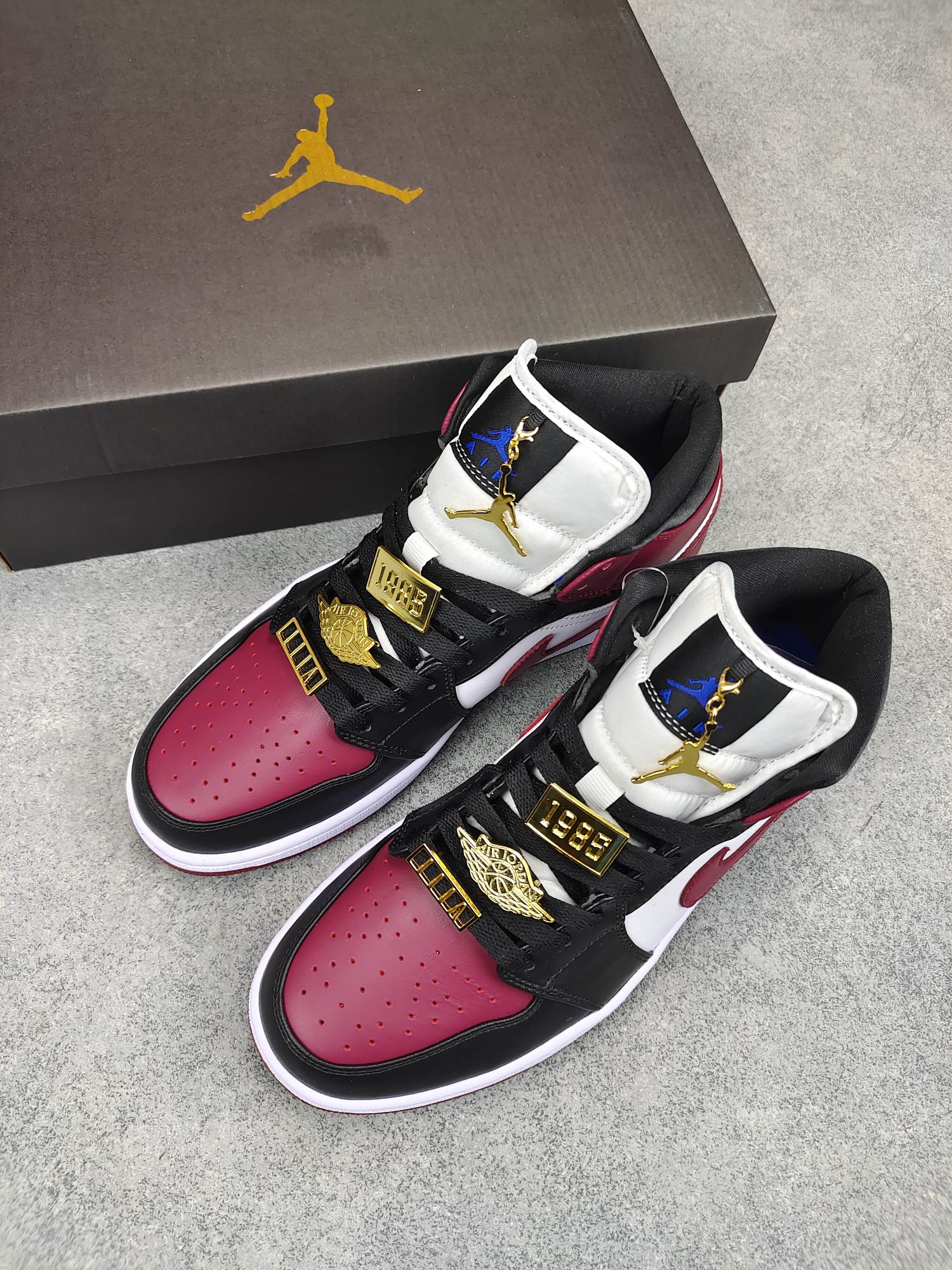 Jordan 1 Mid SE Black Dark Beetroot (W) - vstockx