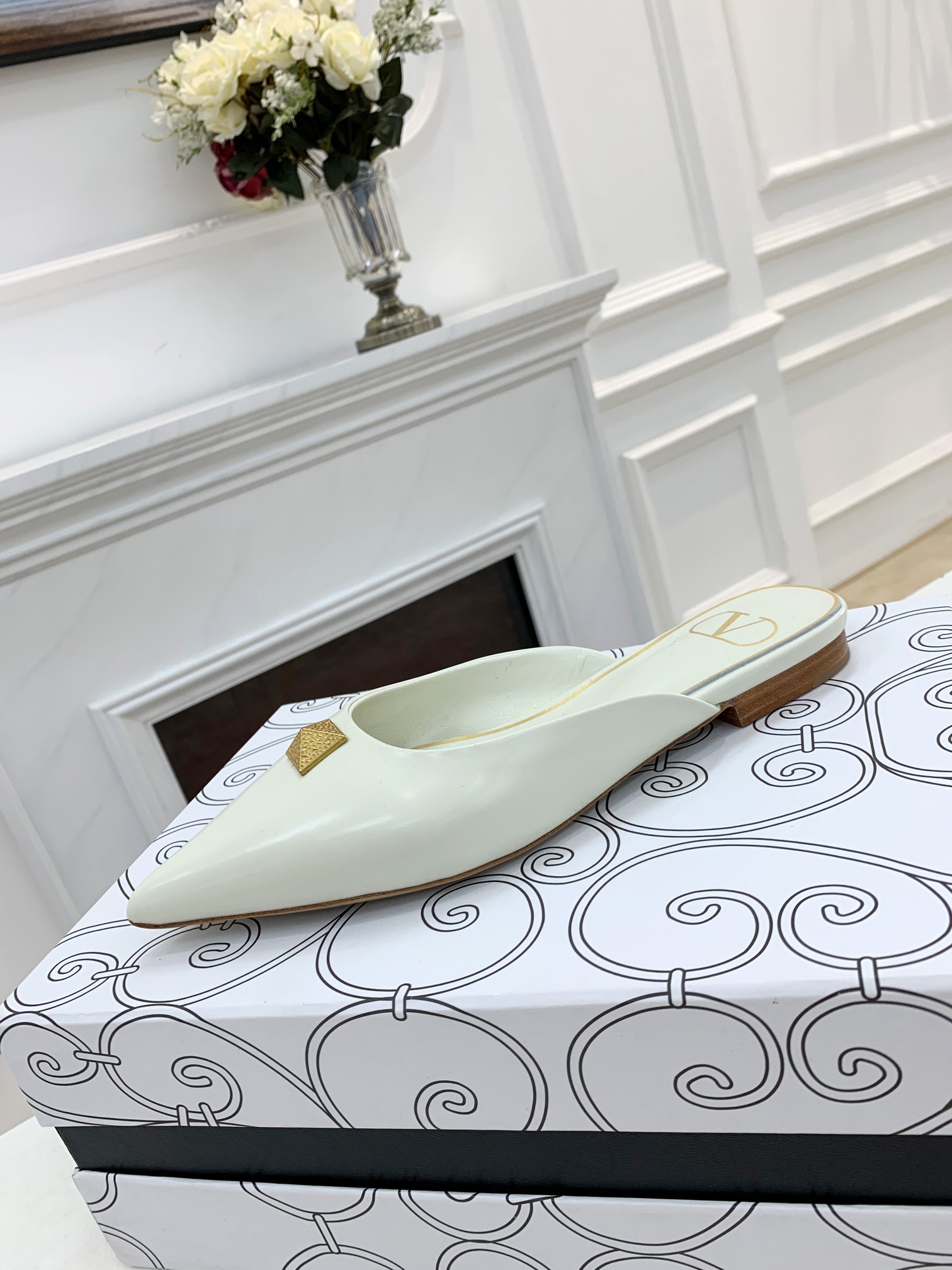 Valentino Garavani Flat sandals Women 11 - vstockx