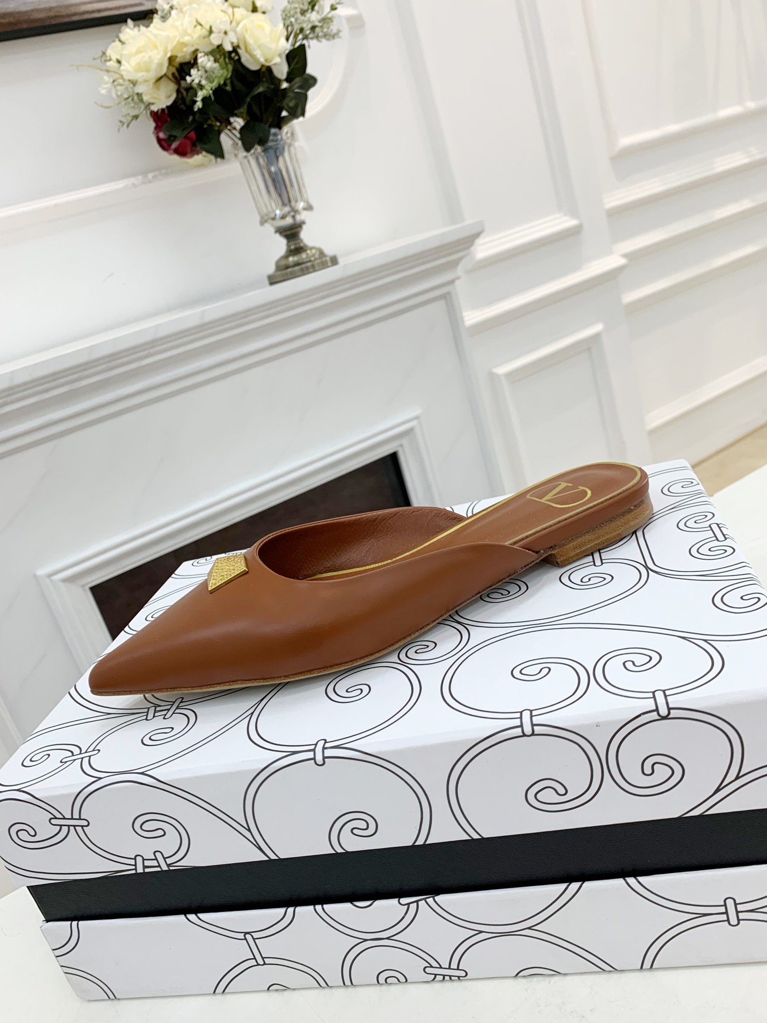 Valentino Garavani Flat sandals Women 15 - vstockx