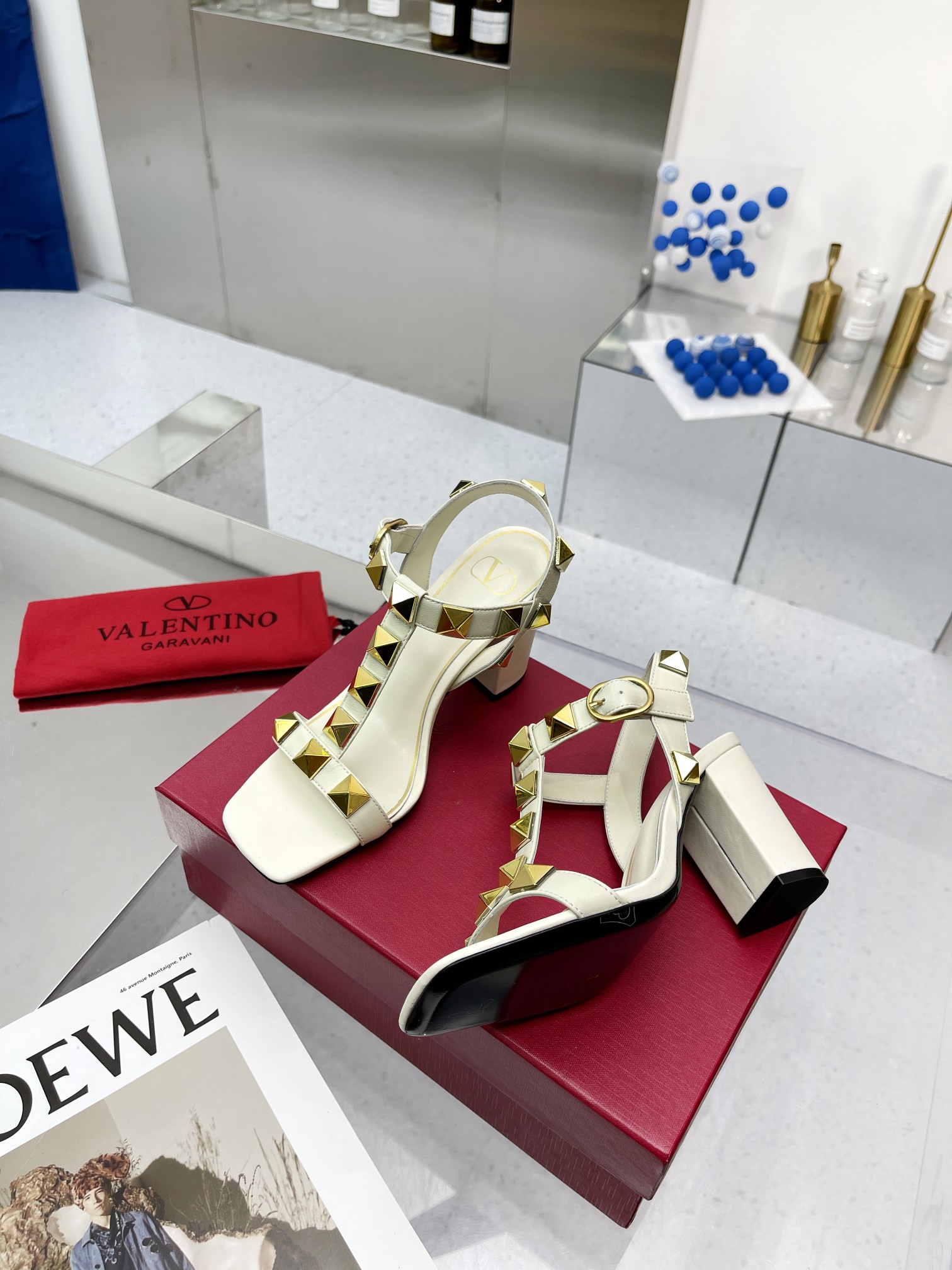 VALENTINO GARAVANI Roman Stud WOMEN 14 - vstockx