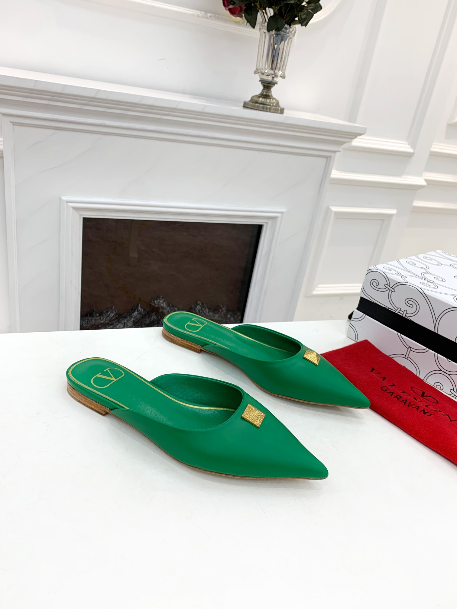 Valentino Garavani Flat sandals Women 19 - vstockx