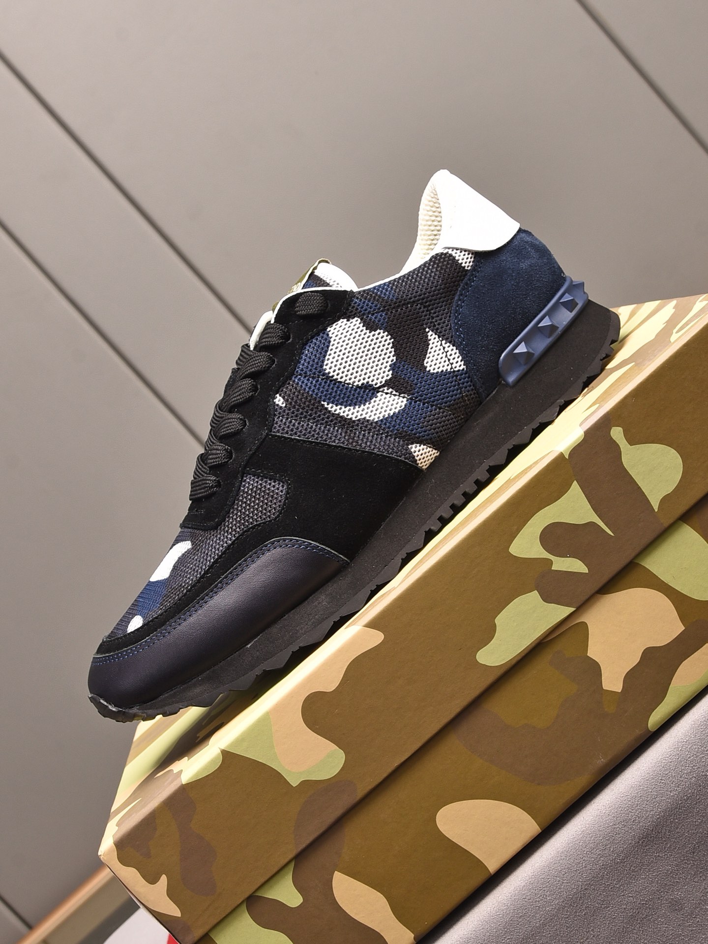 Valentino Garavani Rockrunner camouflage-print sneakers 9 - vstockx