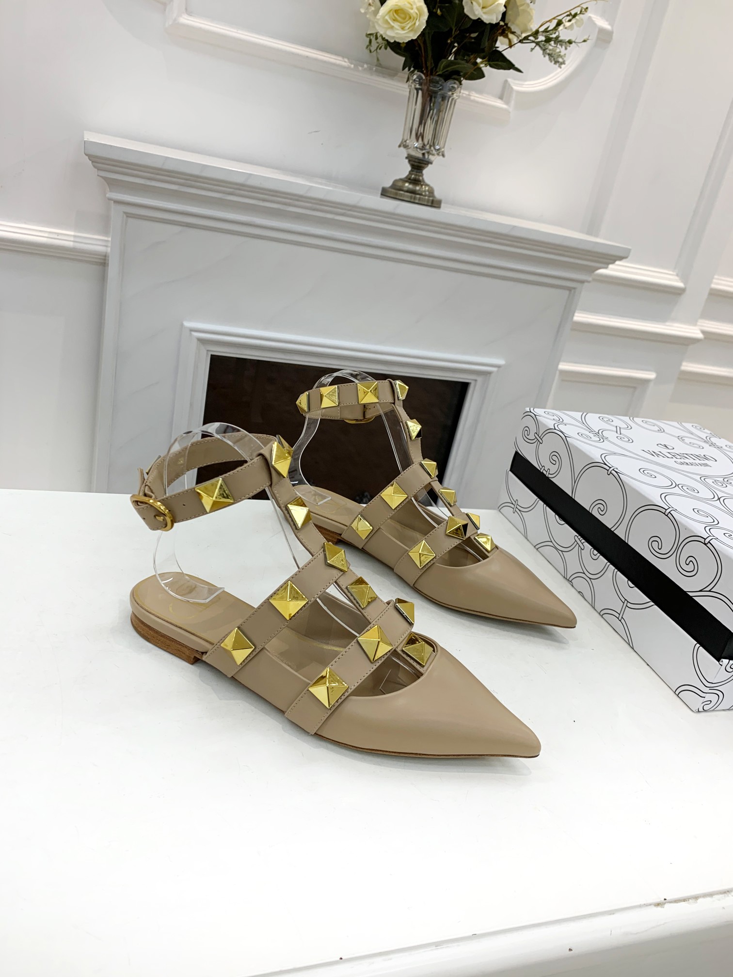 VALENTINO GARAVANI Roman Stud WOMEN 33 - vstockx