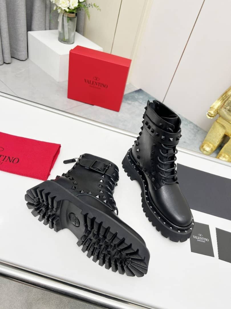 Valentino Garavani Rockstud combat boot in calfskin - vstockx