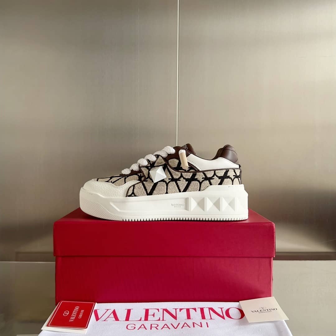Valentino Garavani Low-Top One Stud XL sneakers - vstockx