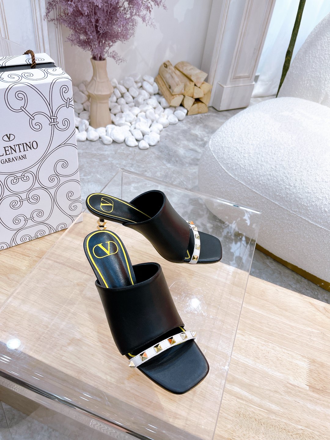 VALENTINO GARAVANI ROMAN STUD WOMEN 11 - vstockx