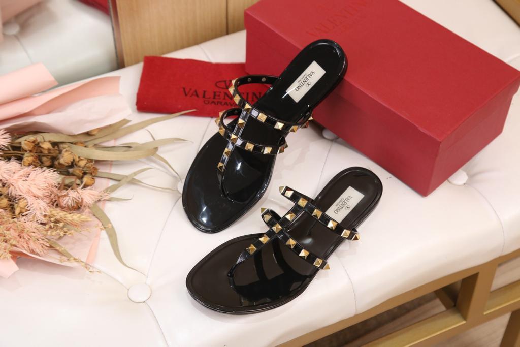 Valentino Garavani Rockstud rubber sandal BLACK - vstockx