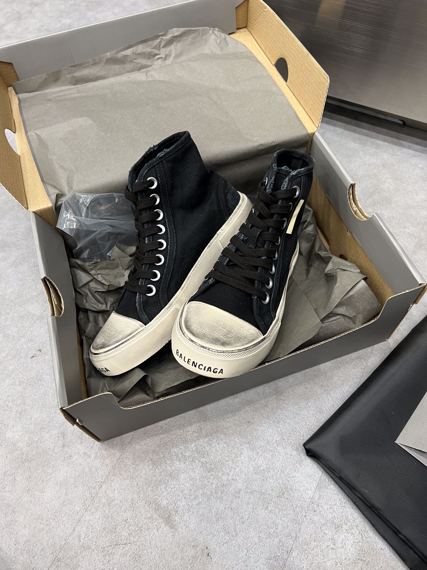 Balenciaga Paris Sneaker 4 - vstockx