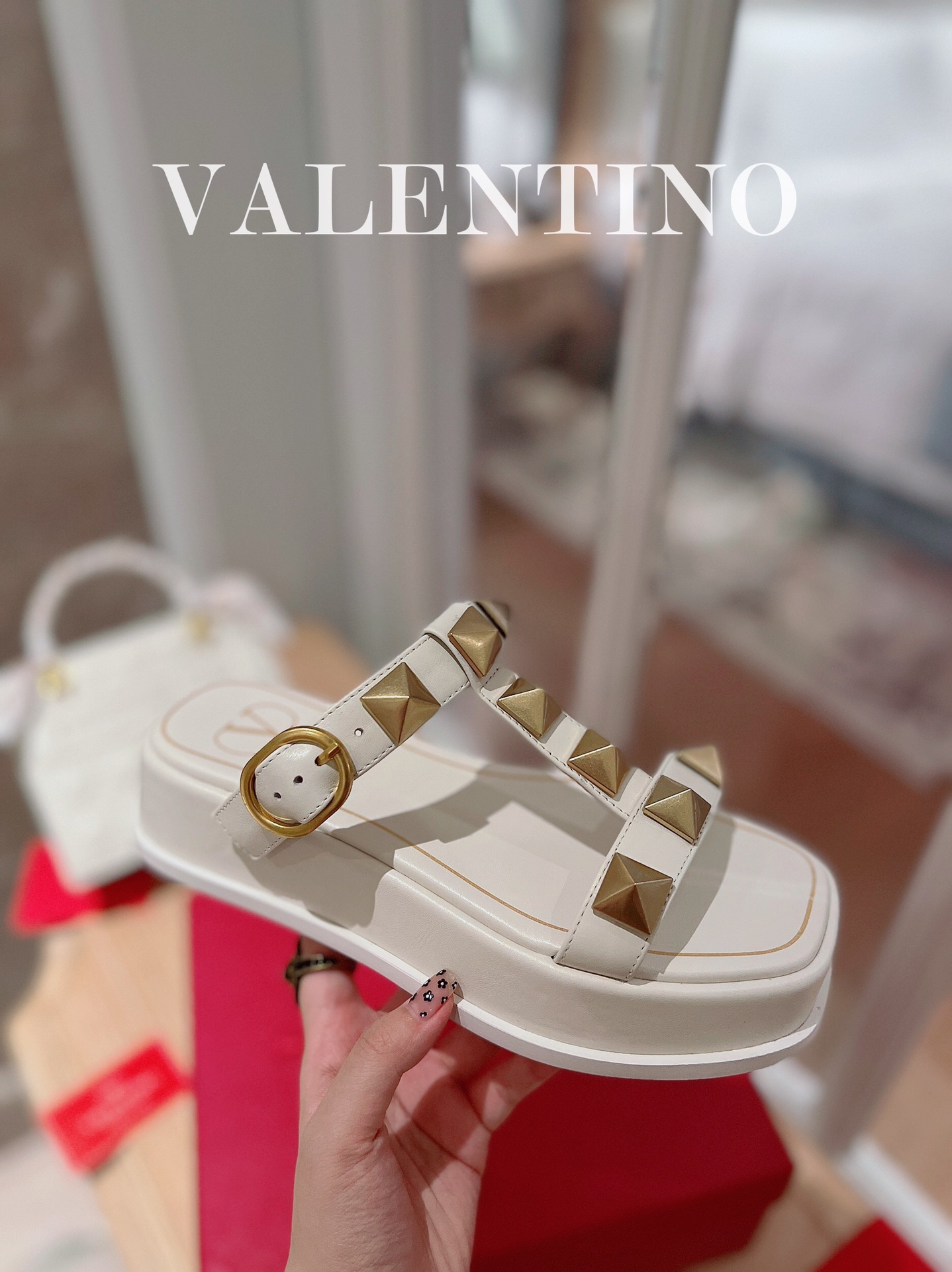 VALENTINO GARAVANI Roman Stud WOMEN 1 - vstockx