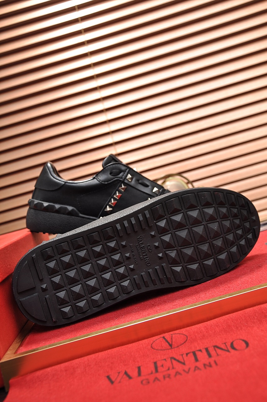 Valentino Garavani Rockstud Untitled calfskin sneaker 8 - vstockx