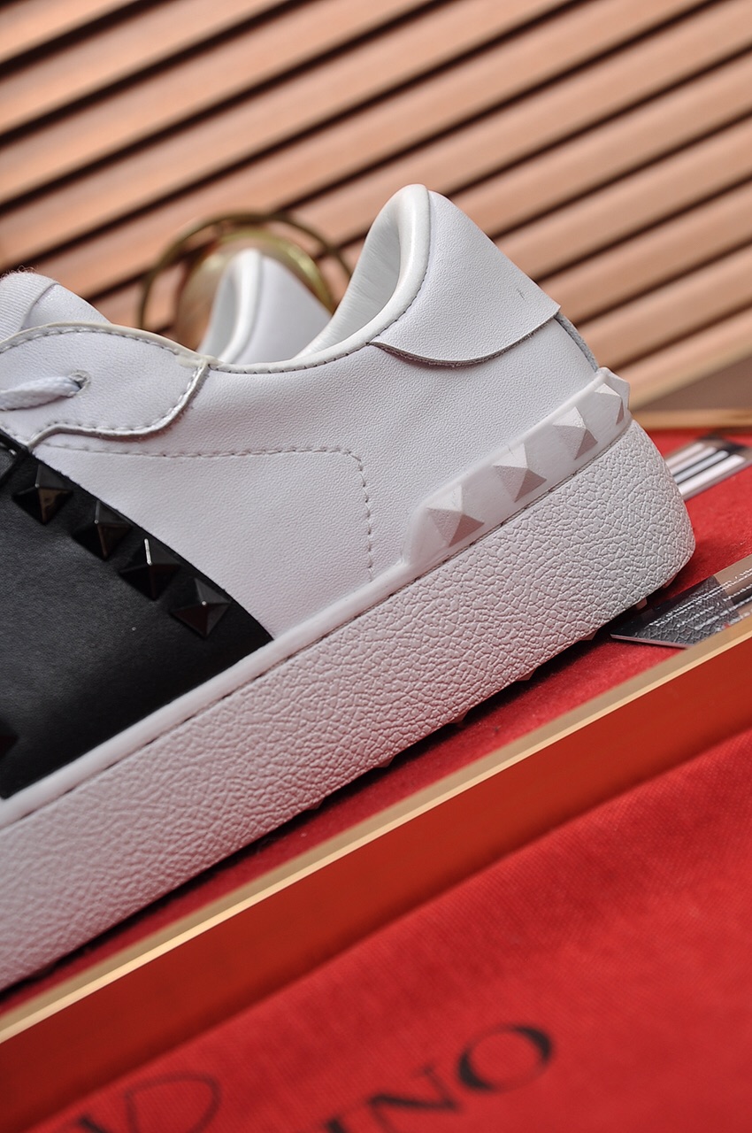 Valentino Garavani Rockstud Untitled calfskin sneaker 4 - vstockx