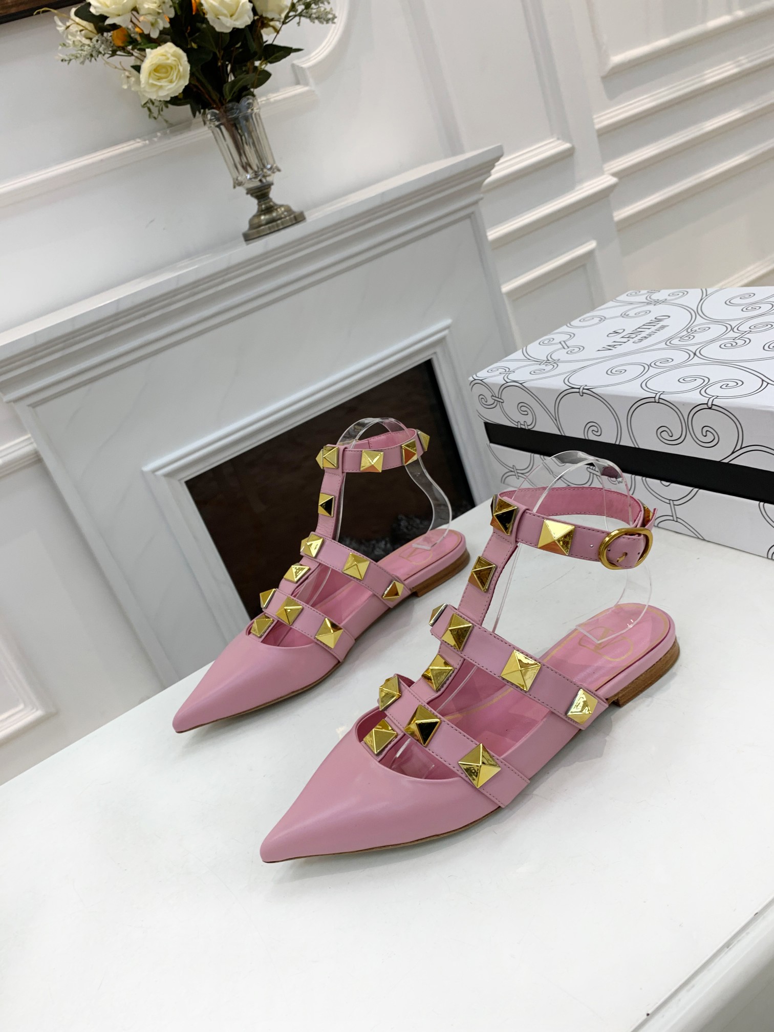 VALENTINO GARAVANI Roman Stud WOMEN 33 - vstockx