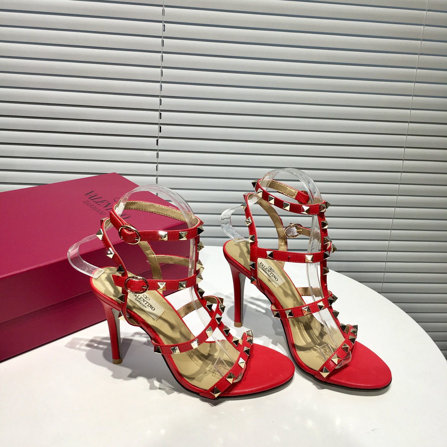 VALENTINO GARAVANI Rockstud WOMEN 36 - vstockx