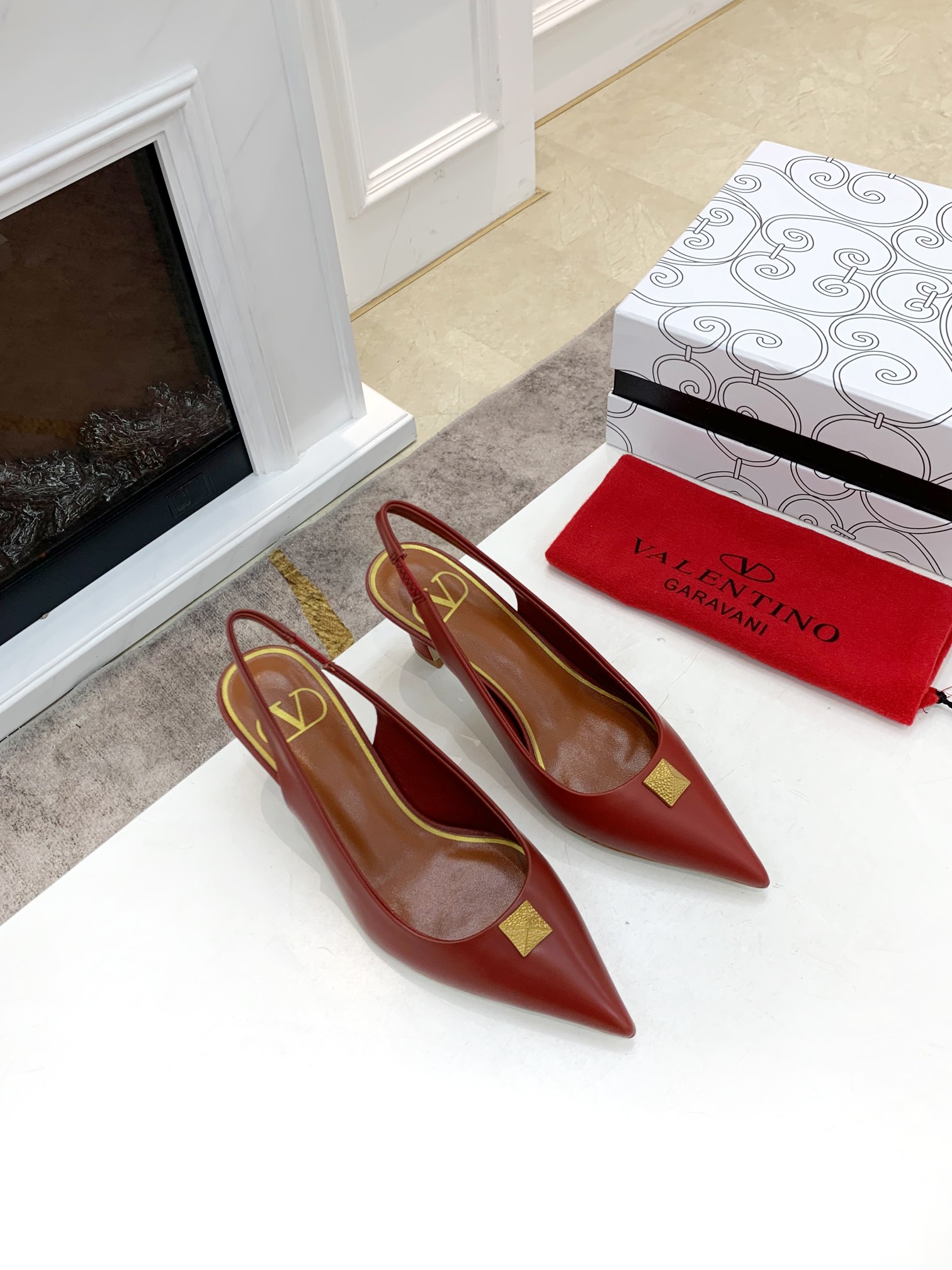 VALENTINO GARAVANI Rockstud WOMEN 37 - vstockx