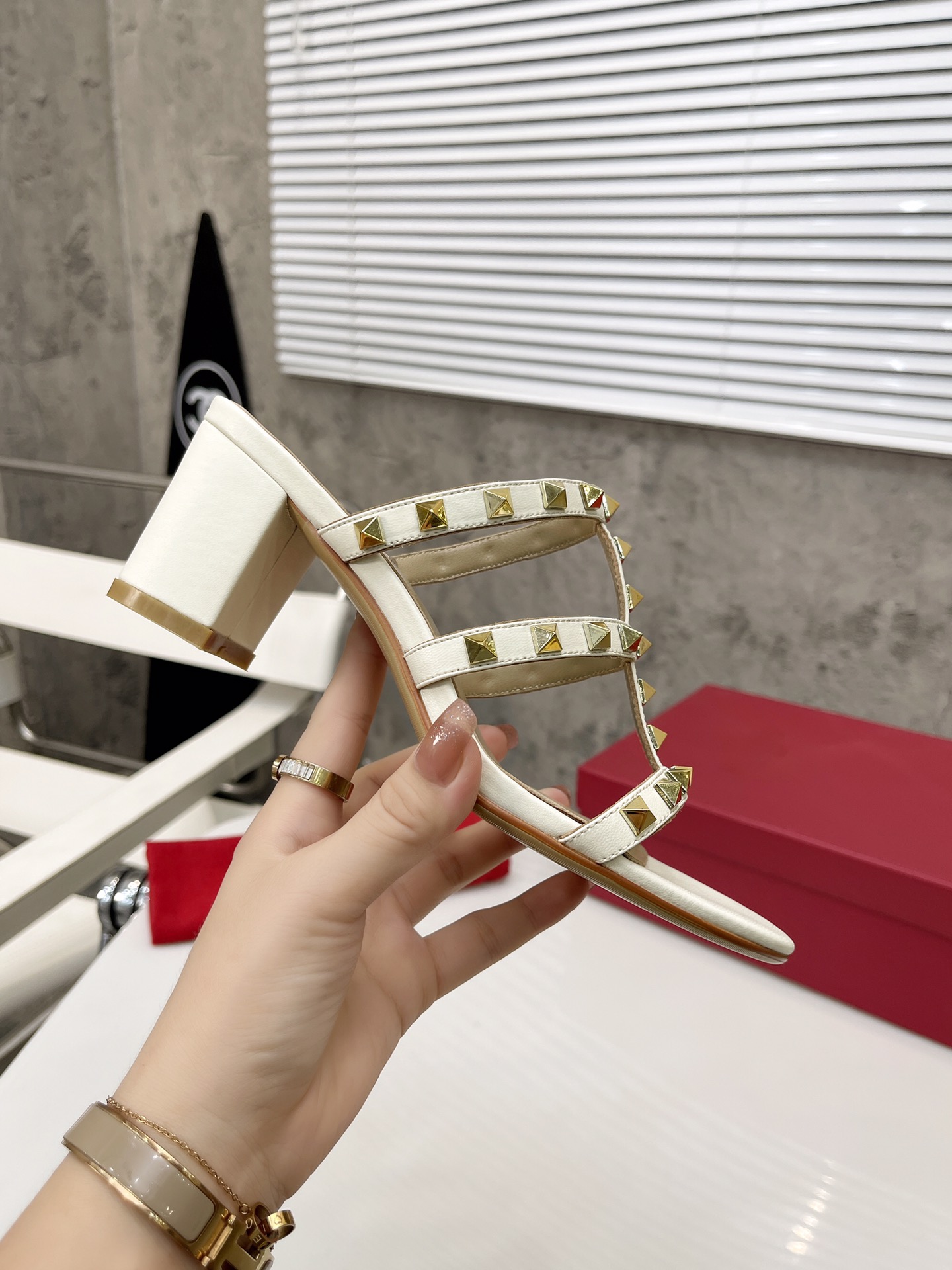 VALENTINO GARAVANI Rockstud WOMEN 5 - vstockx