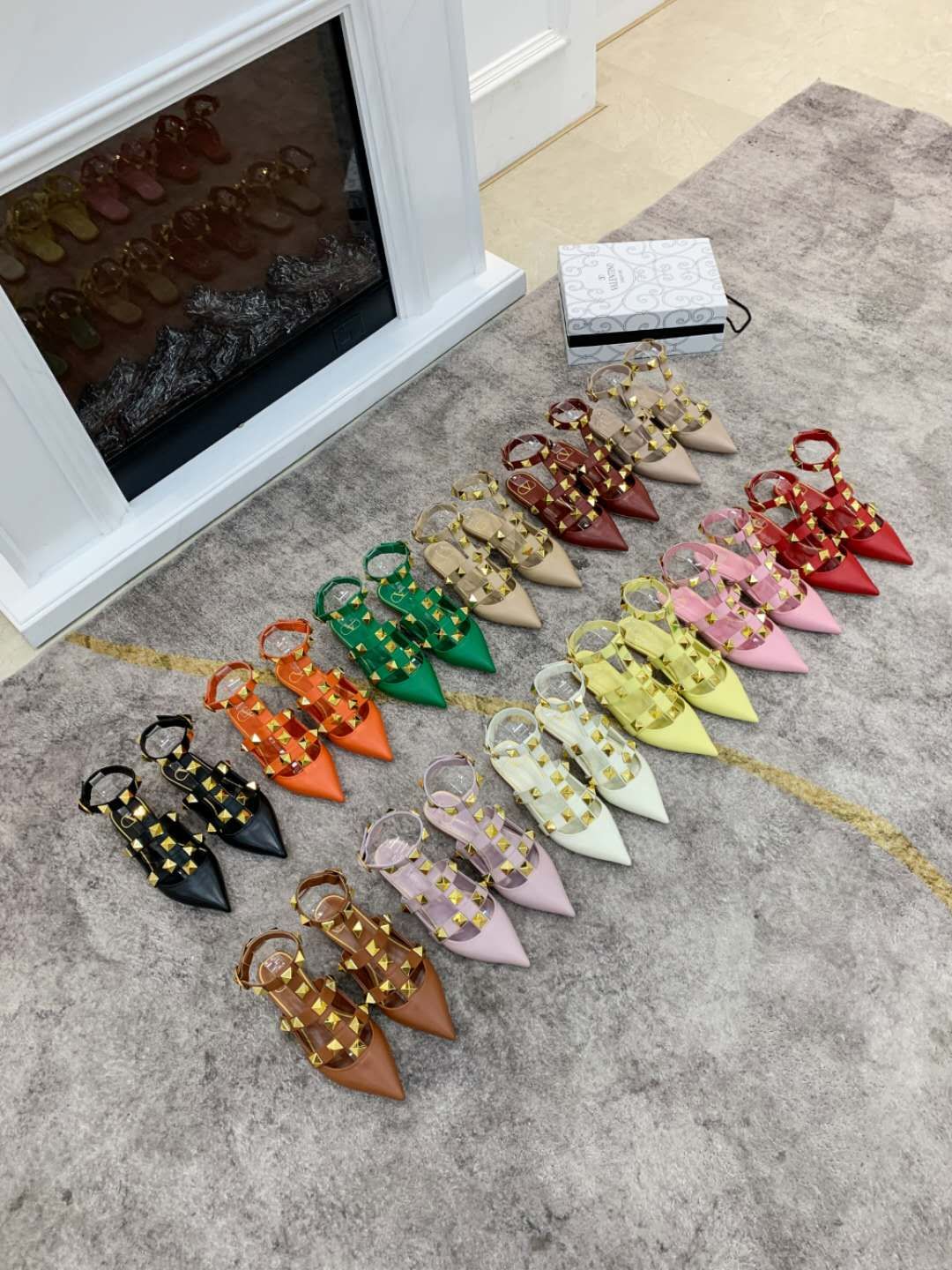 VALENTINO GARAVANI Roman Stud WOMEN 33 - vstockx