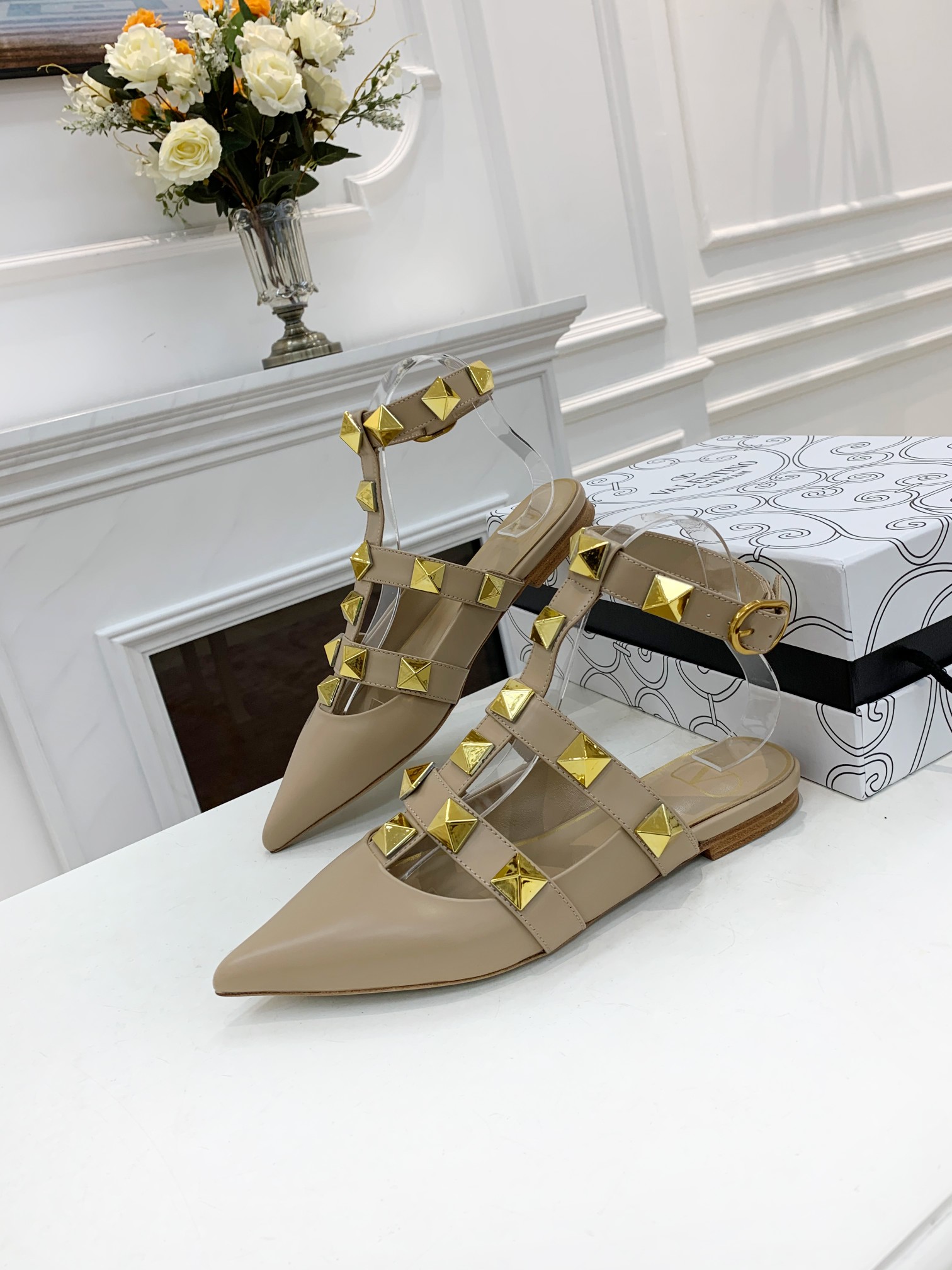 VALENTINO GARAVANI Roman Stud WOMEN 33 - vstockx