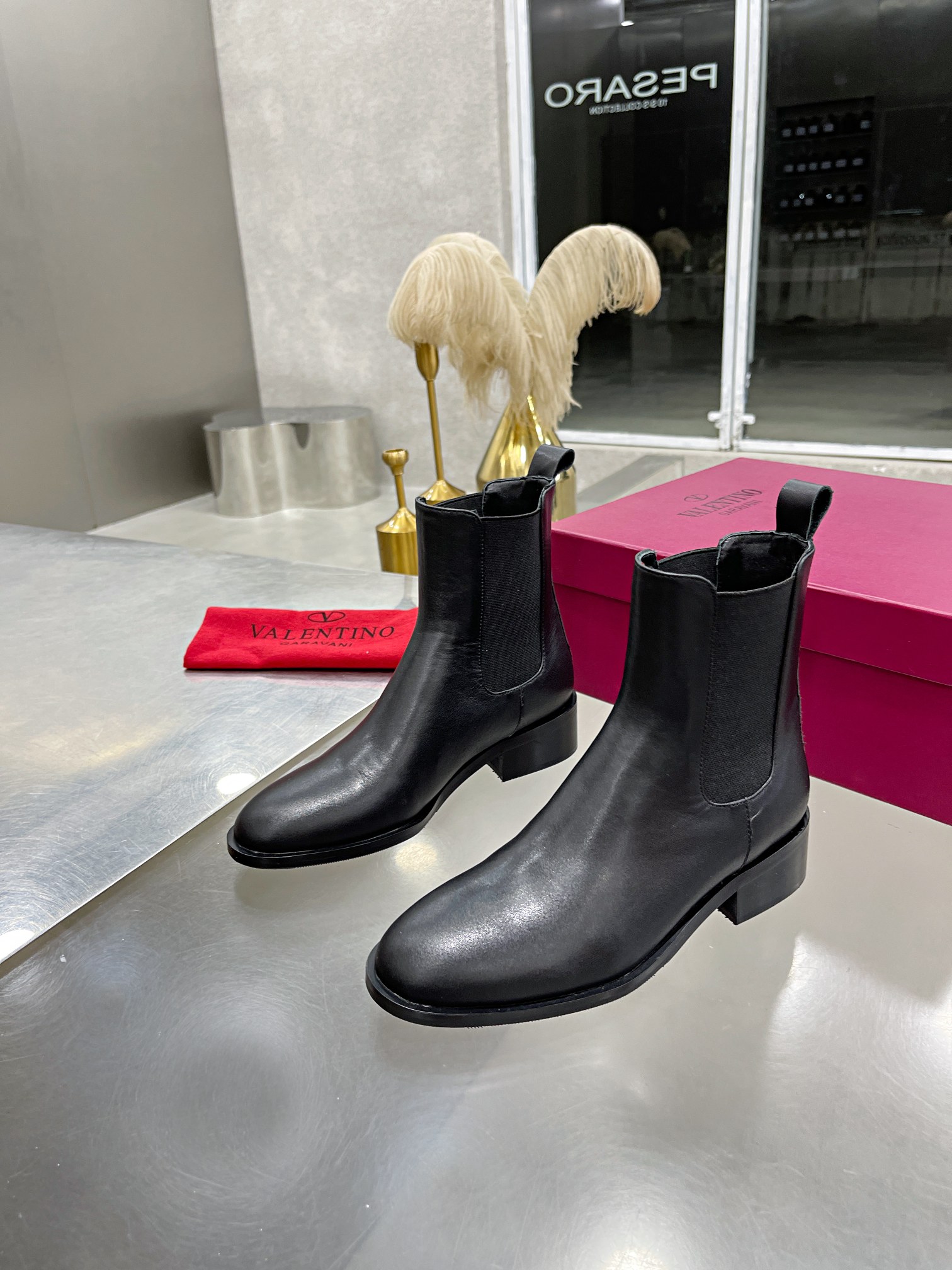 VALENTINO GARAVANI Roman Stud BOOT WOMEN 29 - vstockx