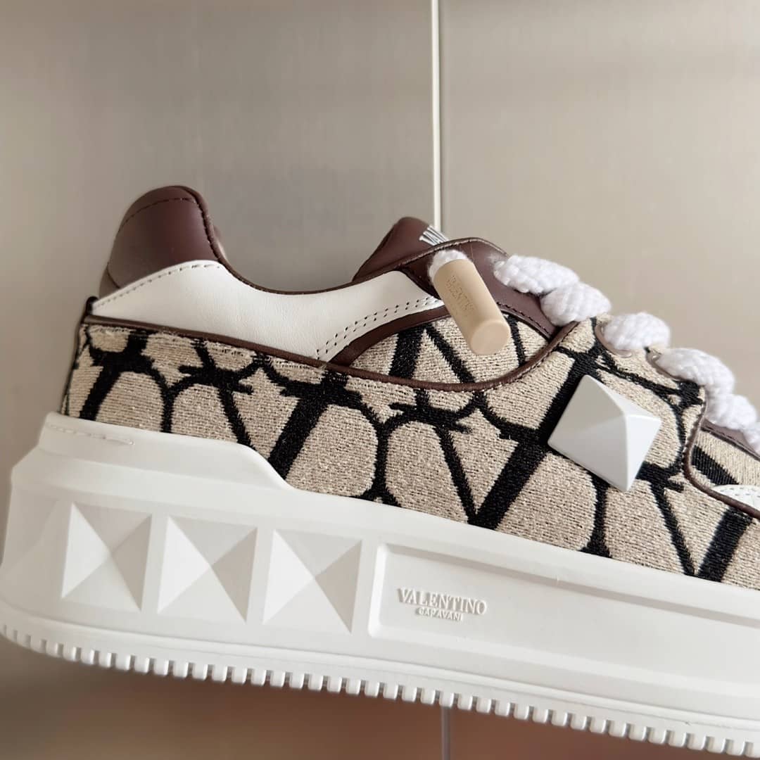 Valentino Garavani Low-Top One Stud XL sneakers - vstockx
