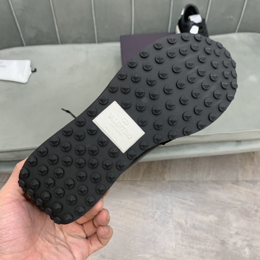 Valentino Garavani Low-top sneakers 1 - vstockx