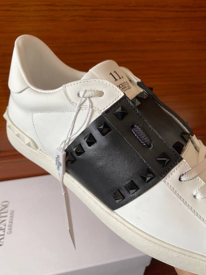 Valentino Rockstud Untitled En Veau Avec Clous Ton Sur Ton Blanc Noir - vstockx