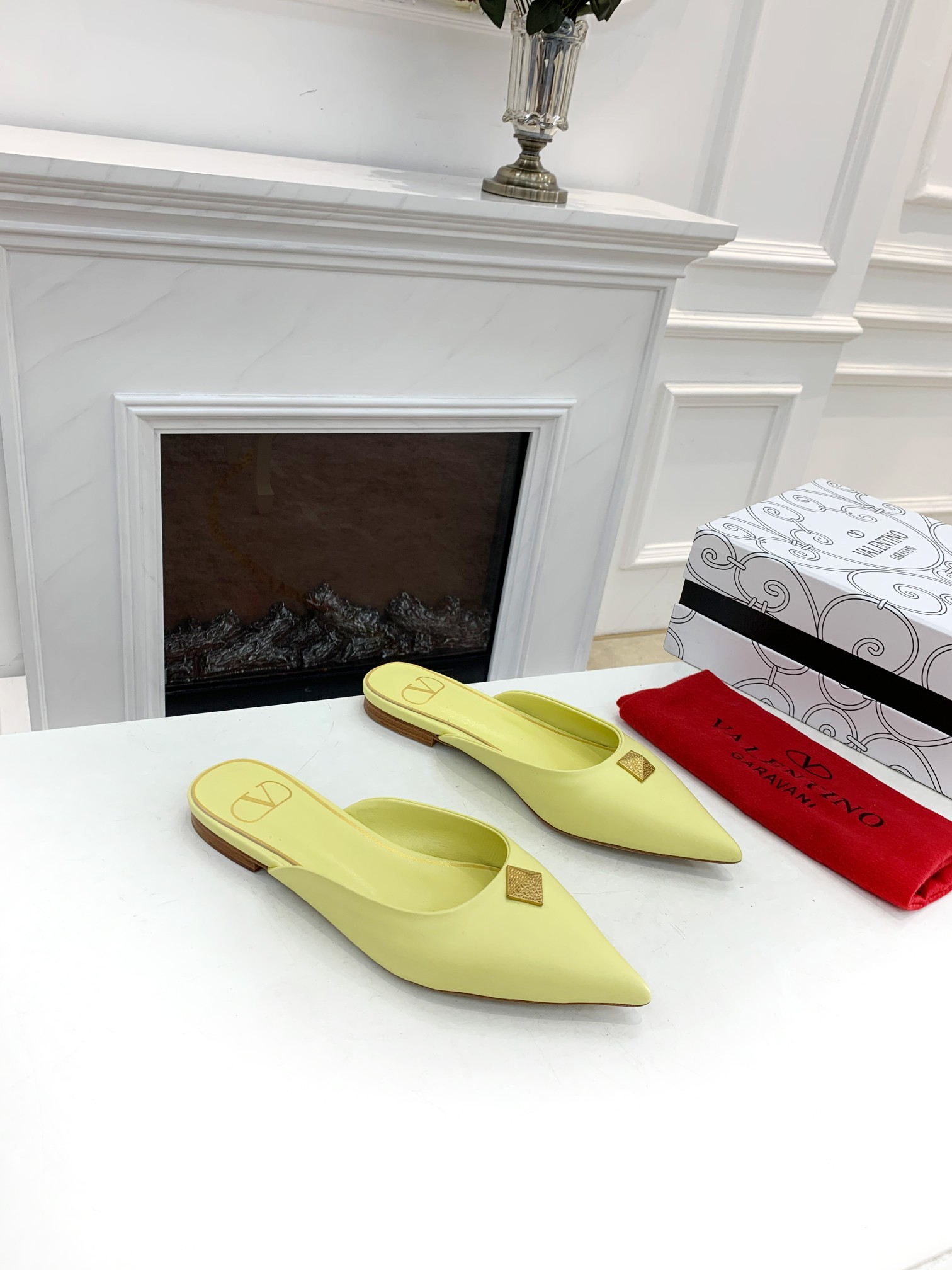 Valentino Garavani Flat sandals Women 16 - vstockx