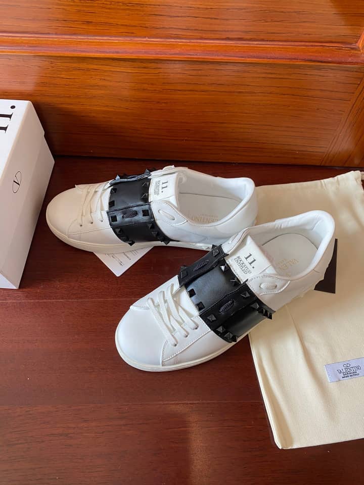 Valentino Rockstud Untitled En Veau Avec Clous Ton Sur Ton Blanc Noir - vstockx