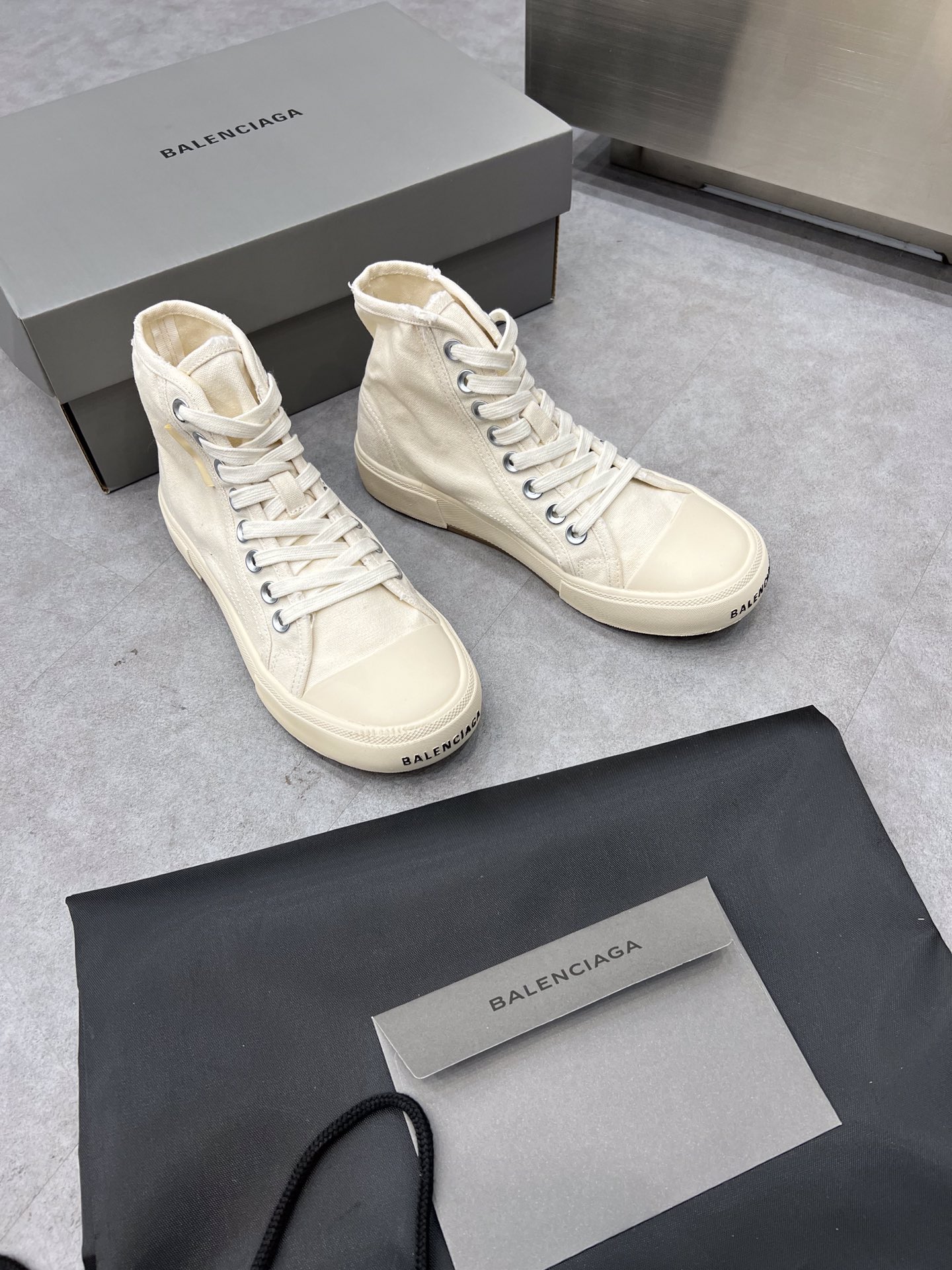 Balenciaga Paris Sneaker 4 - vstockx