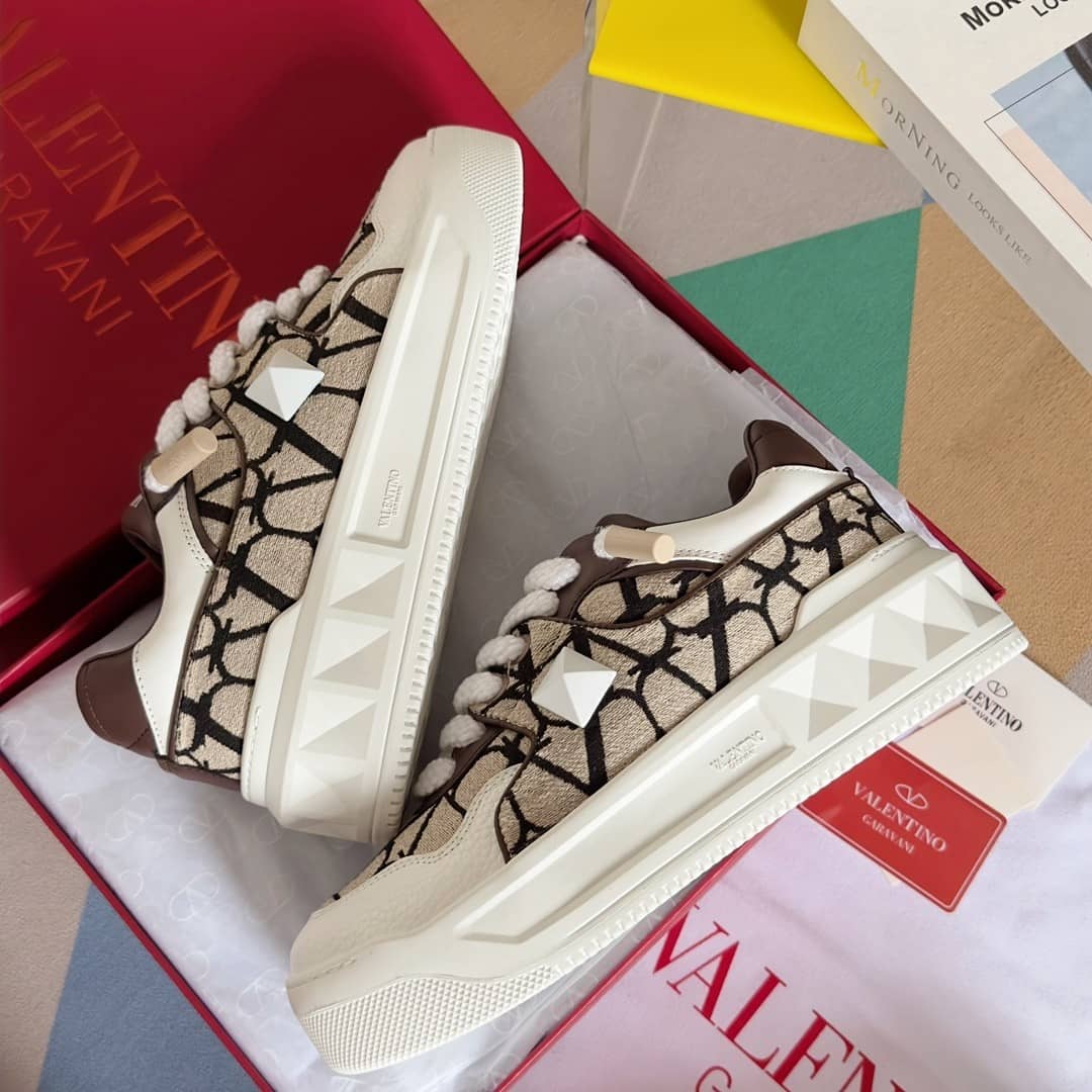 Valentino Garavani Low-Top One Stud XL sneakers - vstockx